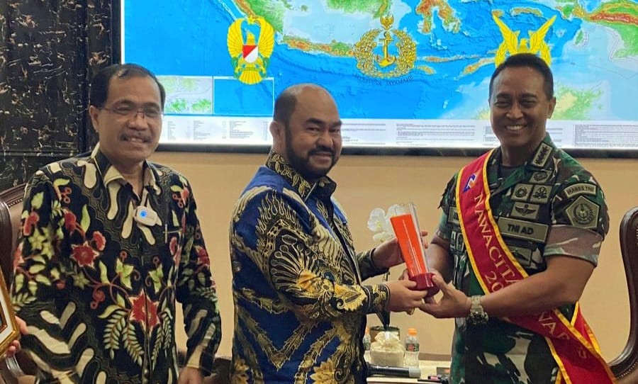 Panglima TNI Jenderal Andika Perkasa (paling kanan), bersama Faigiziduhu Nduru (tengah) dan Otoli Zebua (paling kiri)