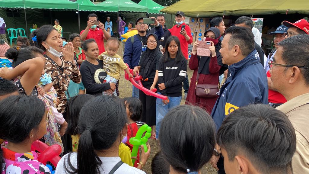  Ketua Umum DPN Peradi Otto Hasibuan berbincang dengan warga korban gempa bumi di Cianjur, Jawa Barat 