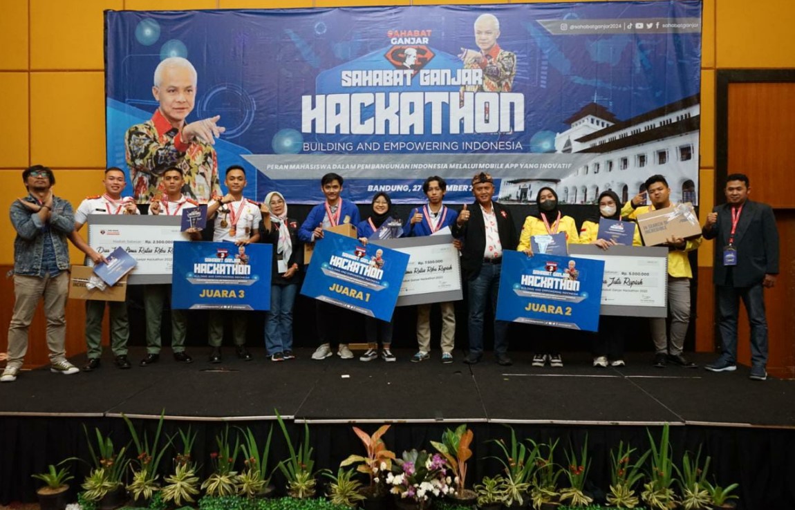 Para pemenang perlombaan hackaton yang diadakan Sahabat Ganjar di Bandung, Jawa Barat.
