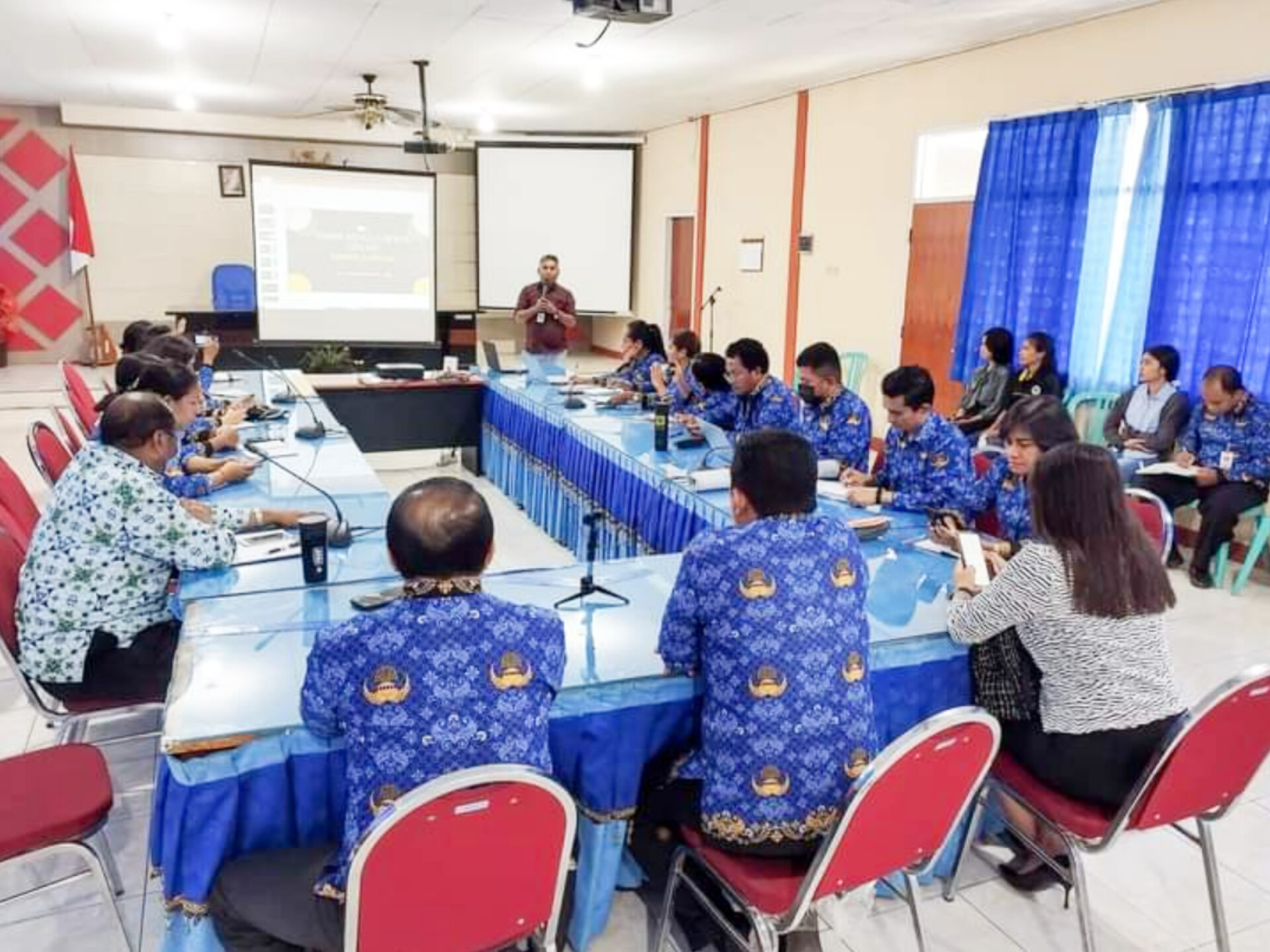 Gabriel Langga, wartawan Media Indonesia sedang memberikan materi pelatihan jurnalistik bagi peserta dari Balitbang Kabupaten Sikka. 
