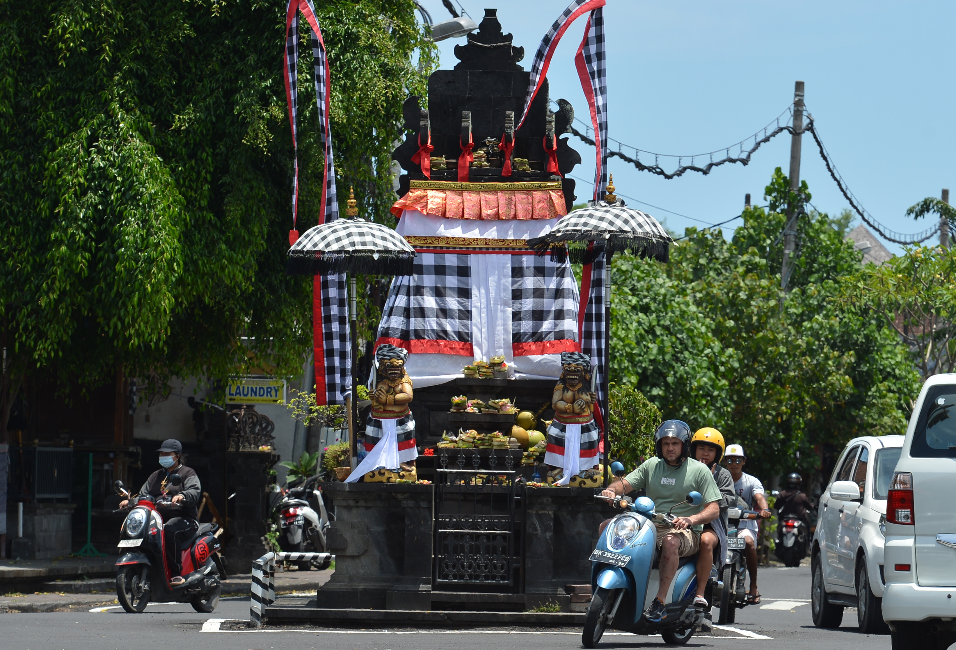 Pengendara melintas di kawasan Nusa Dua, Badung, Bali, Minggu (6/11/2022) yang siap untuk helat KTT G20
