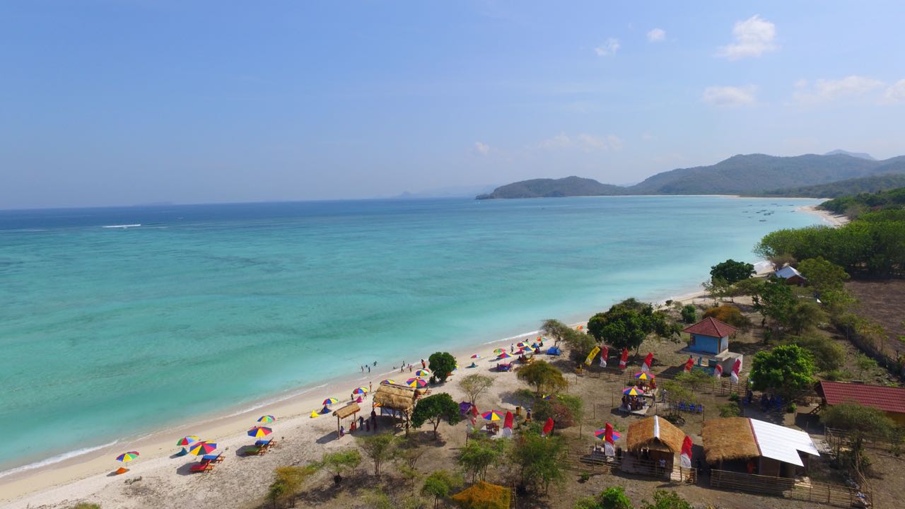 PT Amman Mineral Nusa Tenggara bekerja sama dengan Kelompok Sadar Wisata  Alam Asri Desa Jelenga kembangkan obyek wisata pantai.