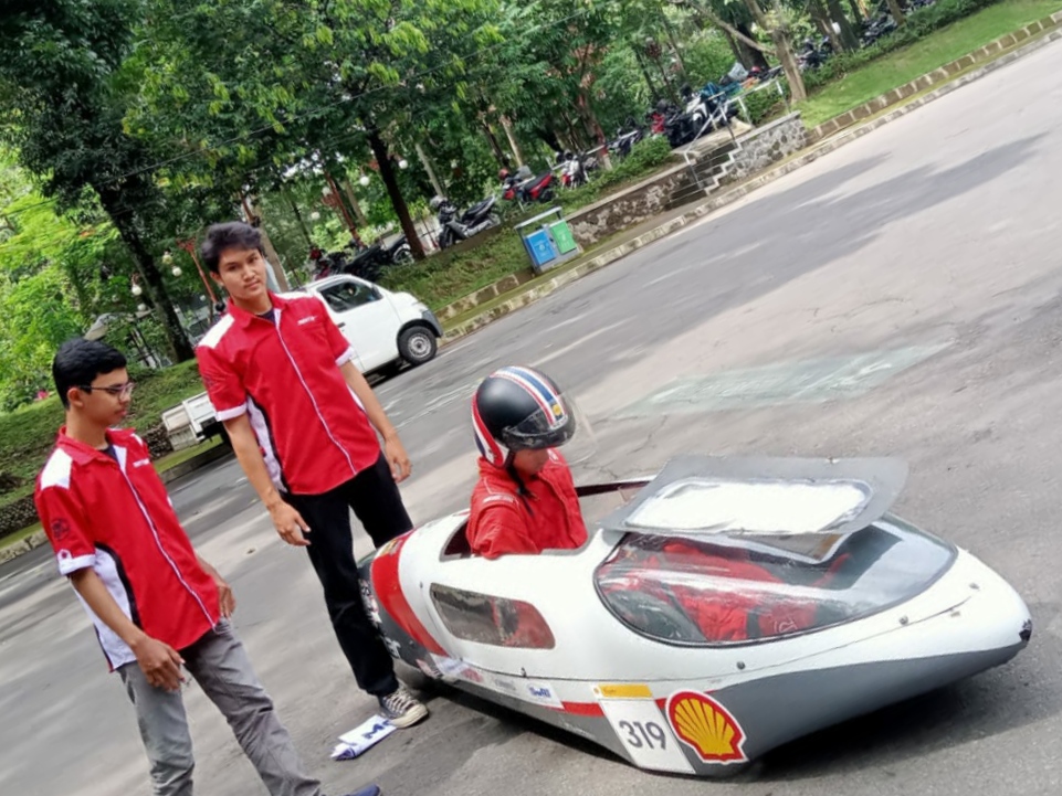 Mobil Semar Proto Ditunjukkan ke Awak Media di halaman Gedung Pusat UGM, Jumat (18/11)
