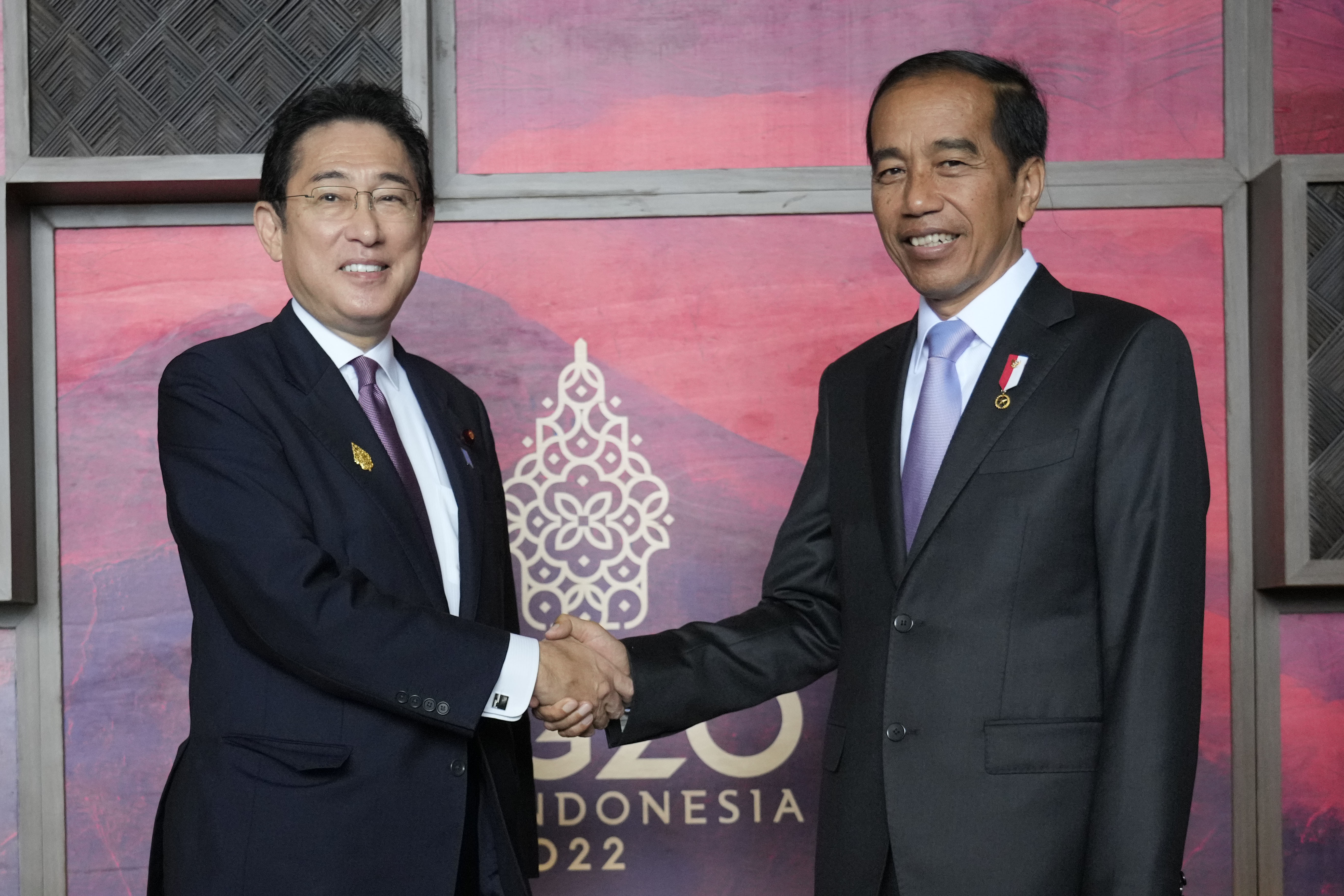 Presiden Jokowi berjabat tangan dengan PM Jepang Fumio Kishida.
