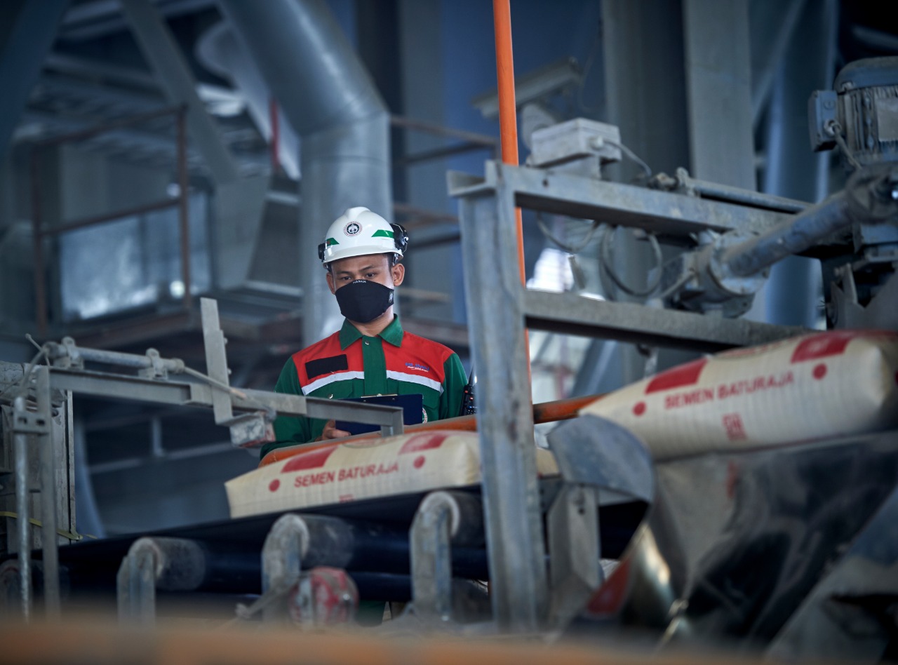 Operasional pabrik PT Semen Baturaja.