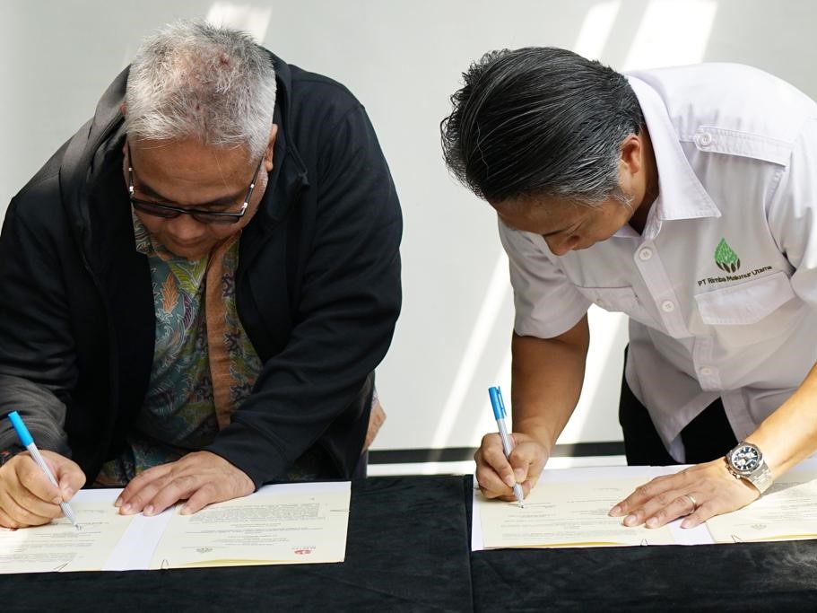 Kepala Pusat Riset Ekologi dan Etnobiologi BRIN Anang Setiawan Achmadi dan CEO RMU Dharsono Hartono menandatangani perjanjian kerja sama.