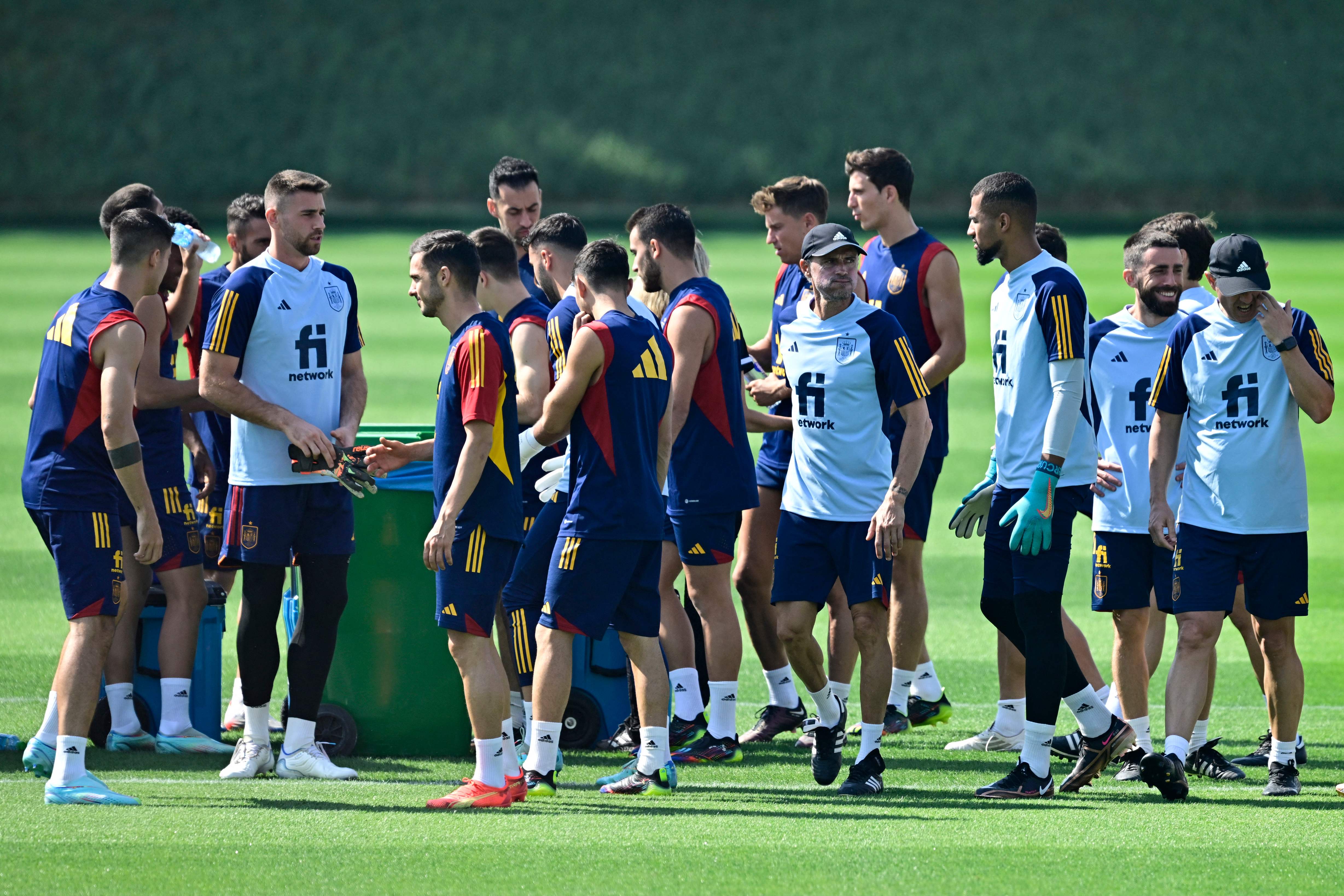 Tim Sepak Bola Spanyol tengah menjalani latihan di Universitas Qatar, Doha, Qatar.