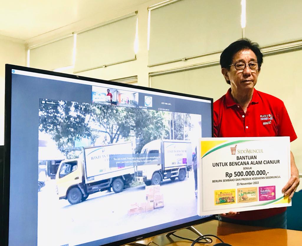 Direktur Sido Muncul Irwan Hidayat melepas truk-truk pembawa bantuan ke Cianjur, Jawa Barat