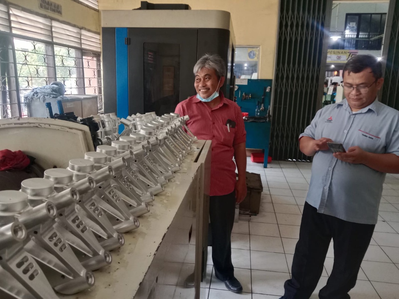 Sejumlah suku cadang kendaraan bermotor diproduksi di bengkel kerja SMKN 1 Karawang, Jawa Barat