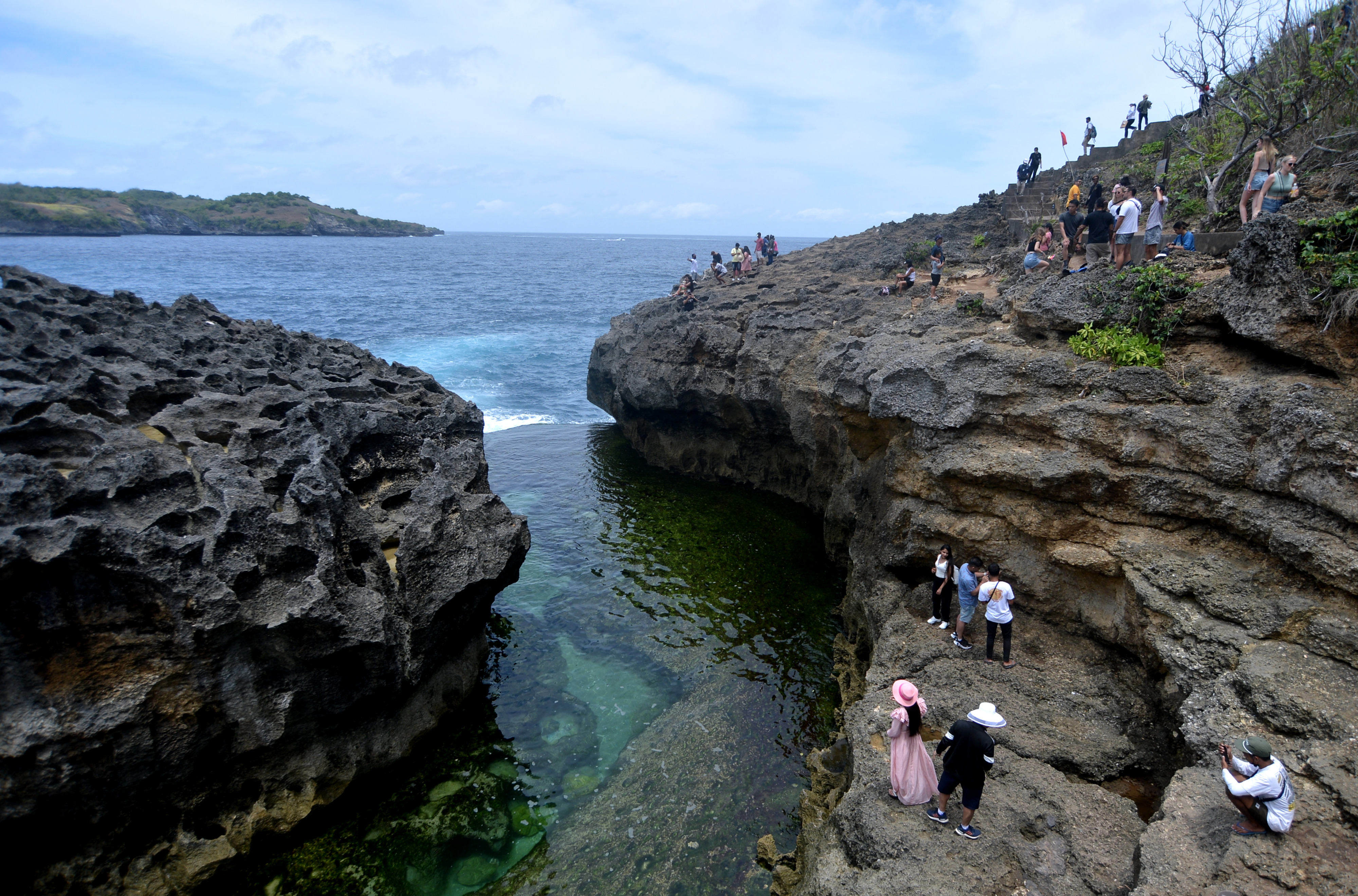 Wisatawan mengunjungi destinasi wisata Angel's Billabong di Nusa Penida, Klungkung, Bali, Sabtu (17/9