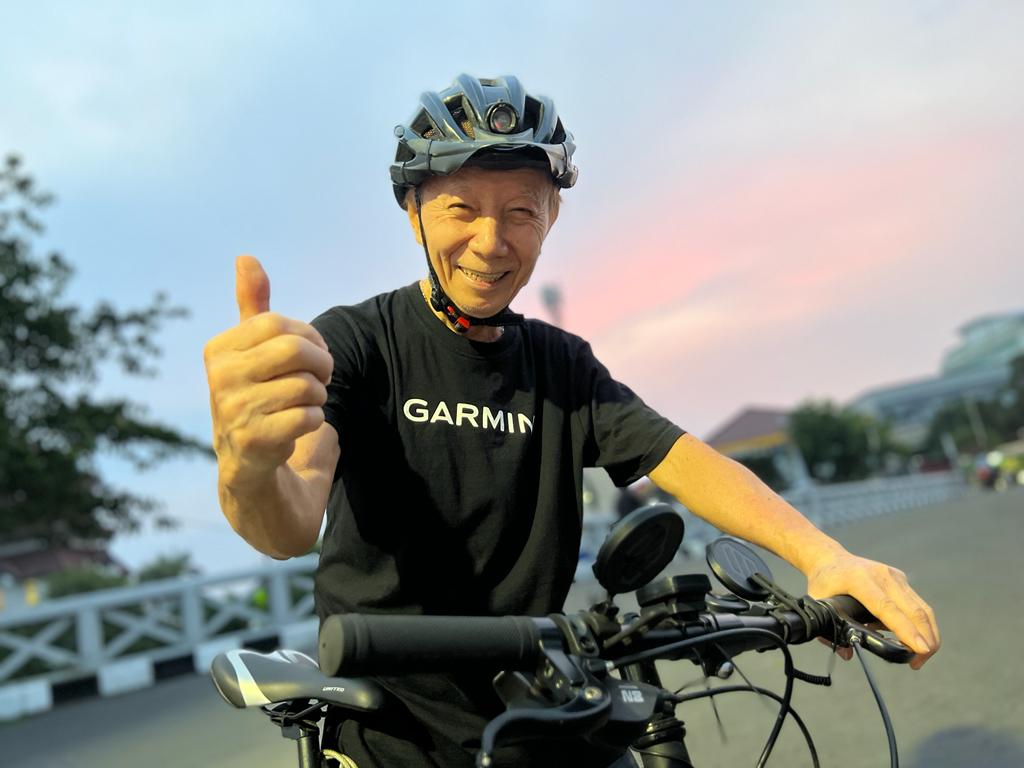 Balatawa Hambali yang sudah berusia 75 tahun masih aktif dan mampu bersepeda belasan kilometer. 