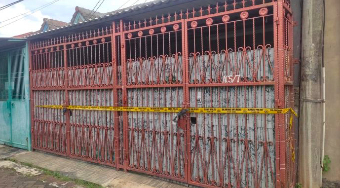 Rumah empat anggota keluarga tewas mengering di Kalideres, Jakarta Barat, yang telah dipasang garis polisi.