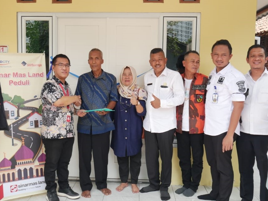 Tim Community Resident Support (CRS) secara simbolis serahkan bantuan renovasi rumah kepada perwakilan warga di sekitar BSD City.