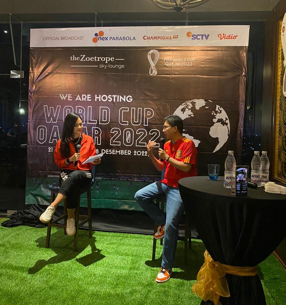 Dua restoran Avenzel Hotel and Convention menggelar nonton bareng Piala Dunia 2022 dengan suguhan live music.