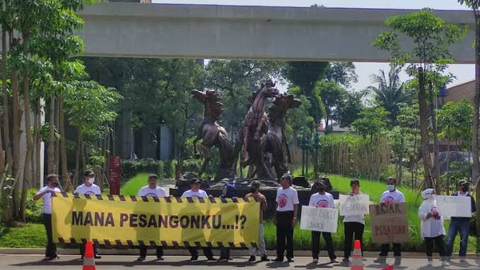 Eks karyawan TMII menggelar demonstrasi menuntut pembayaran pesangon
