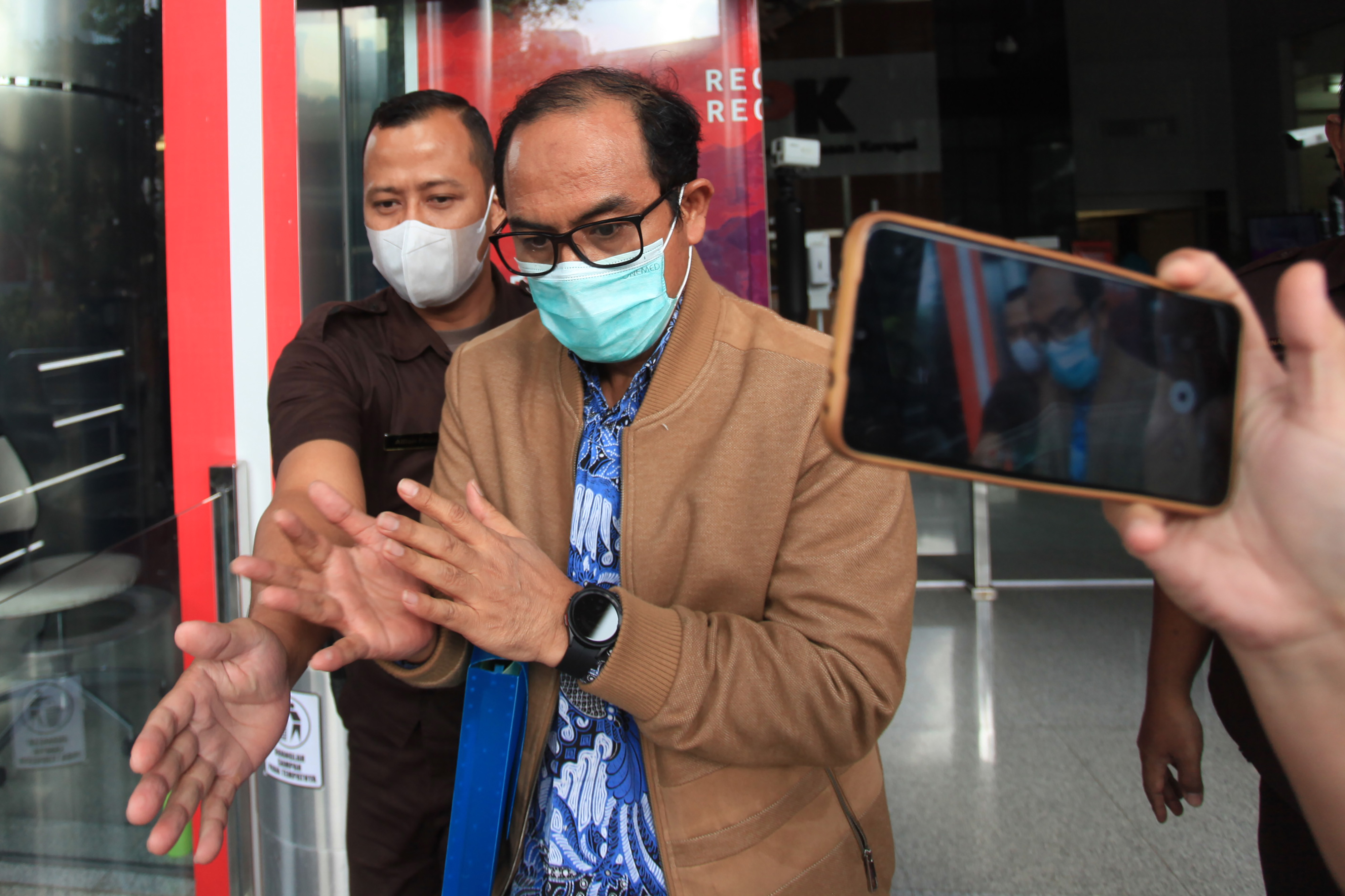 Hakim Agung Gazalba Saleh berjalan meninggalkan Gedung Merah Putih KPK usai pemeriksaan di Jakarta, Kamis (27/10)