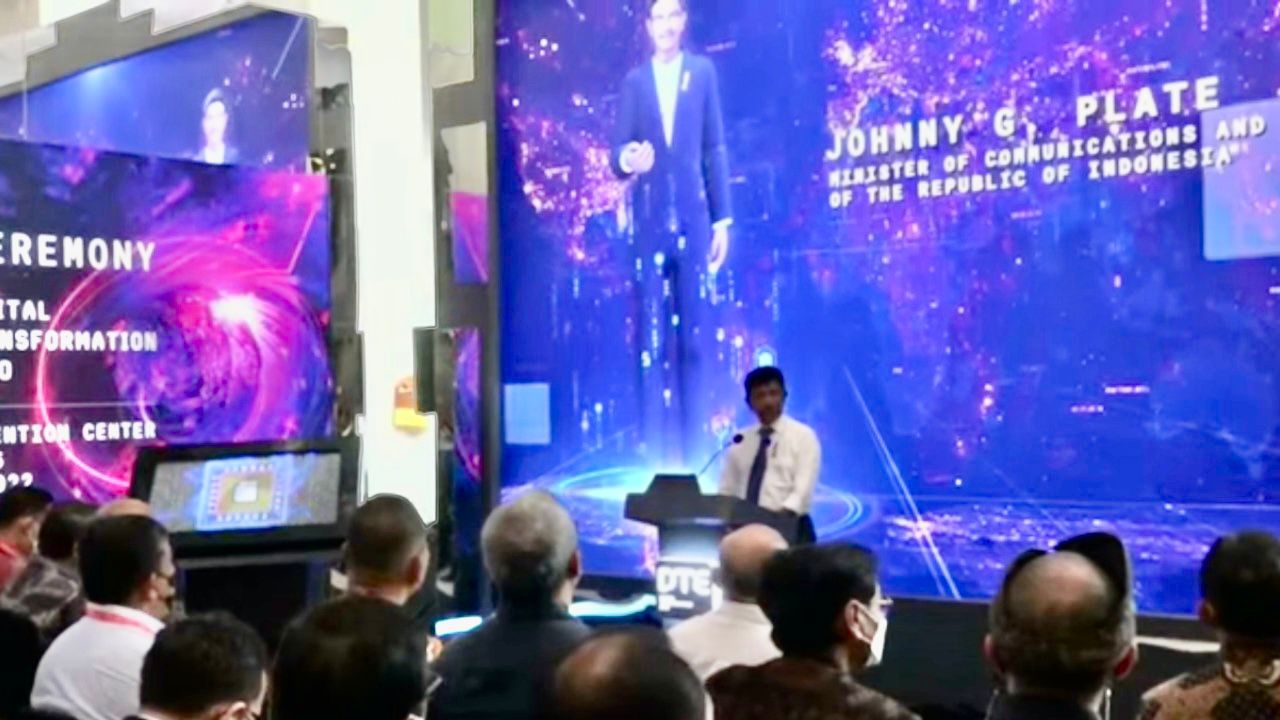 MetaHuman Avatar Menkominfo Johnny G Plate di latar belakang saat Menkominfo menyampaikan sambutan pembukaan resmi DTE -G20 di Bali. 