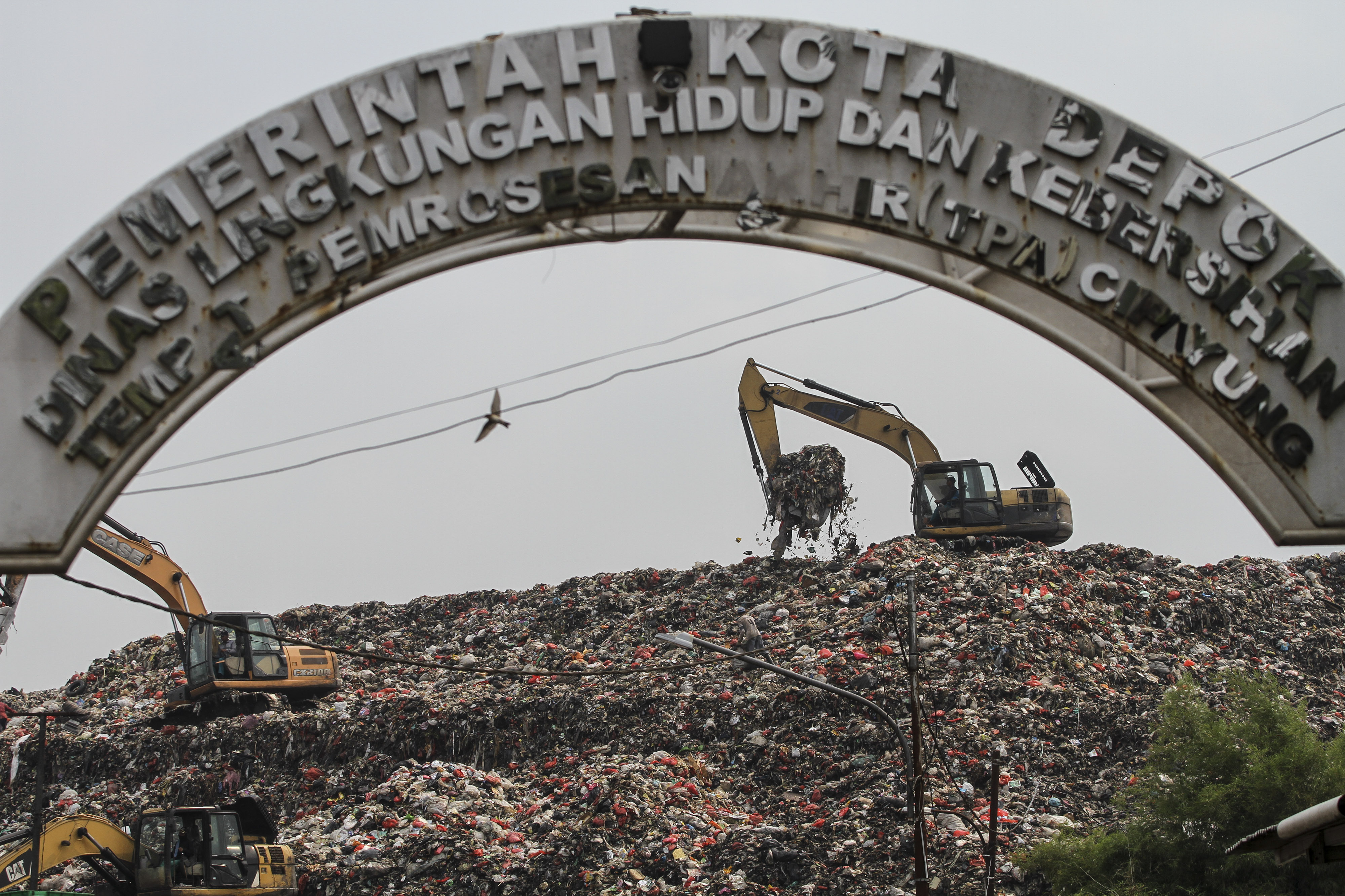Alat berat mengeruk sampah di TPA Cipayung, Depok, Jawa Barat, beberapa waktu lalu.