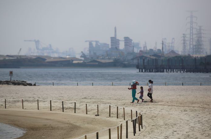 Pantai di kawasan Ancol, Jakarta.