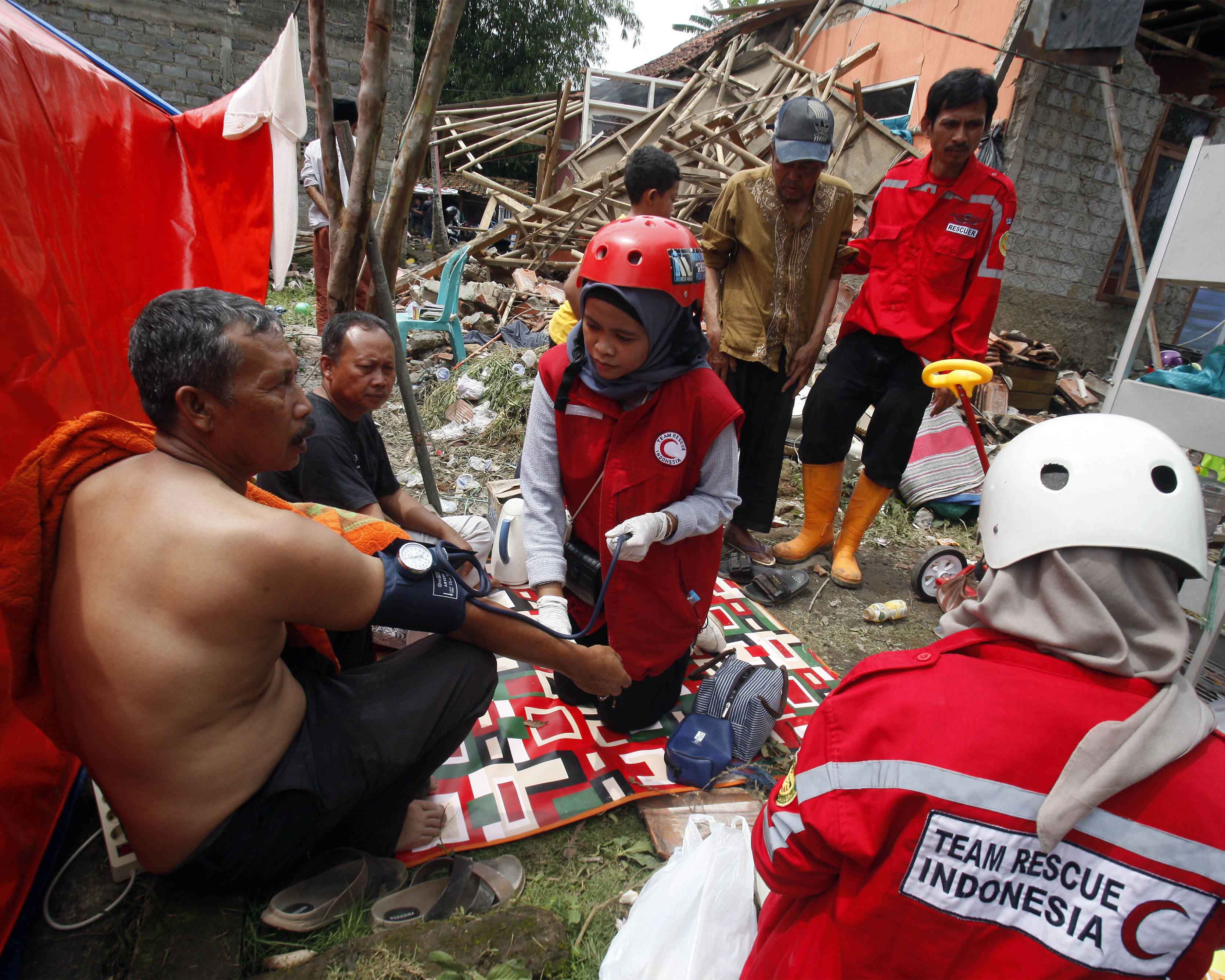 Relawan Team Rescue Indonesia memberikan pelayanan kesehatan kepada warga yang terdampak gempa bumi di Desa Gasol, Kabupaten Cianjur, Jawa B