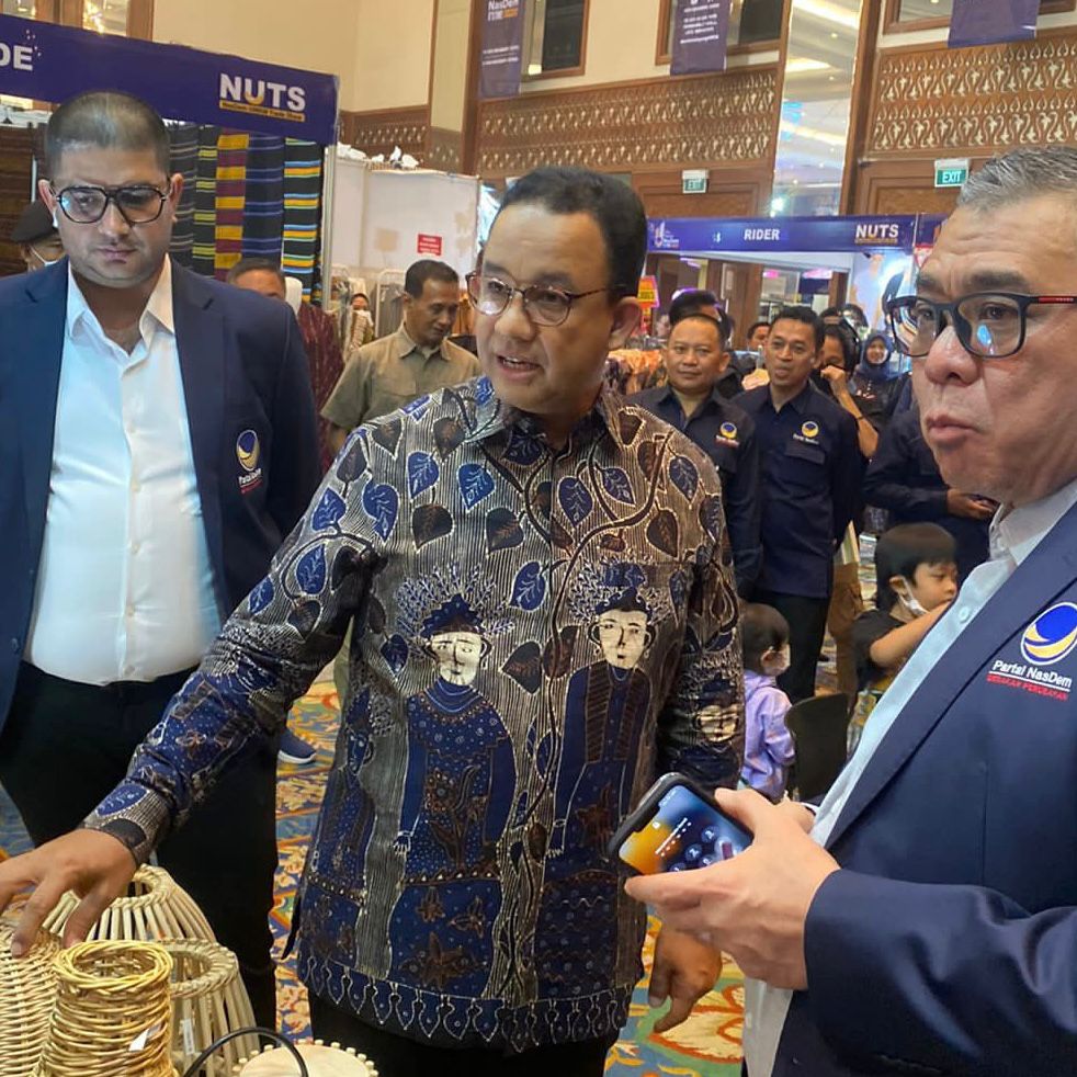 Politikus NasDem Rajiv (kiri) bersama mantan Gubernur DKI Jakarta Anies Baswedan