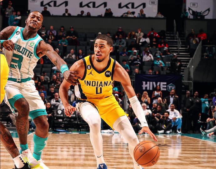 Pebasket Indiana Pacers Tyrese Haliburton (kanan)