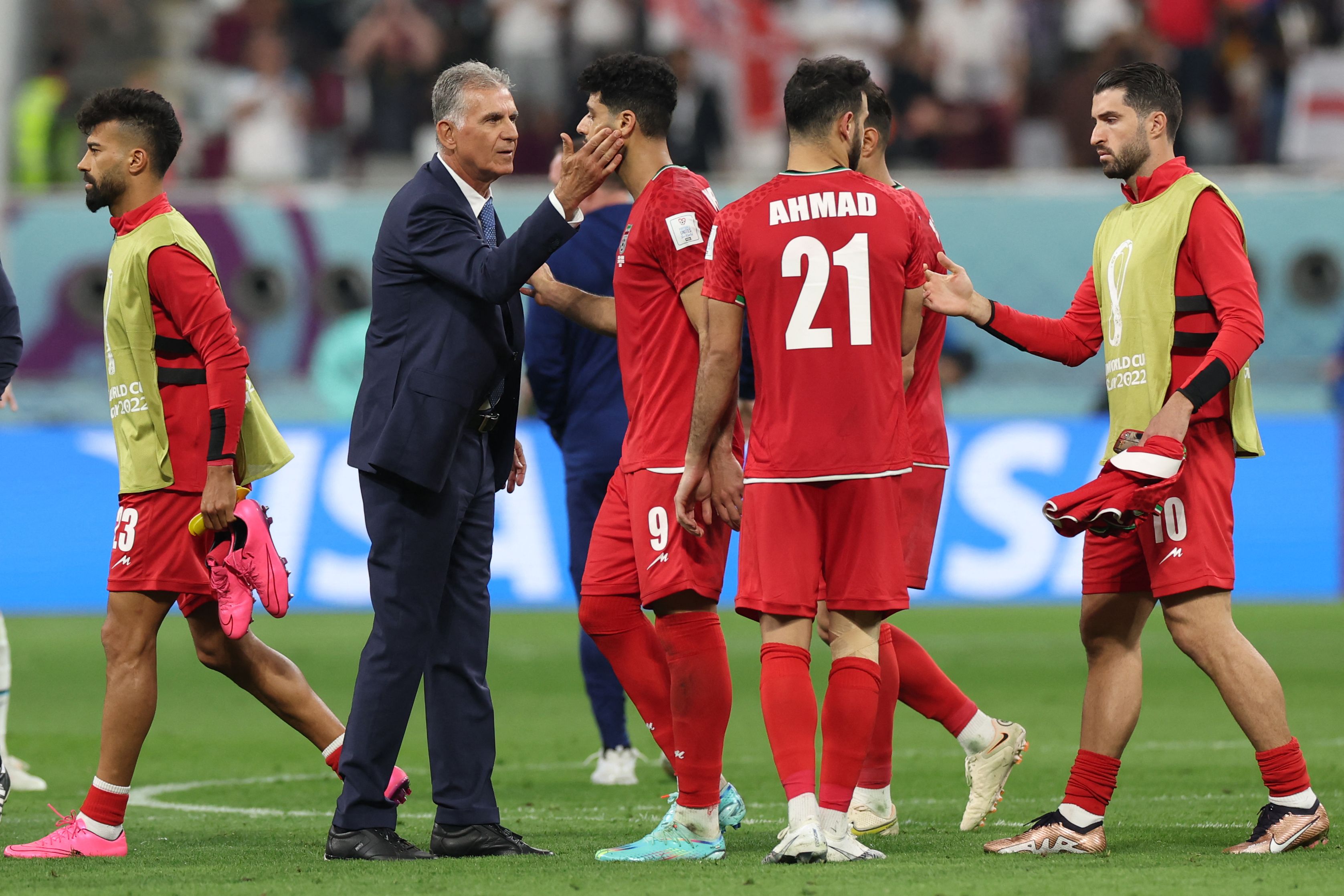 Pelatih Iran Carlos Queiroz (dua dari kiri) dan para pemain Timnas Iran