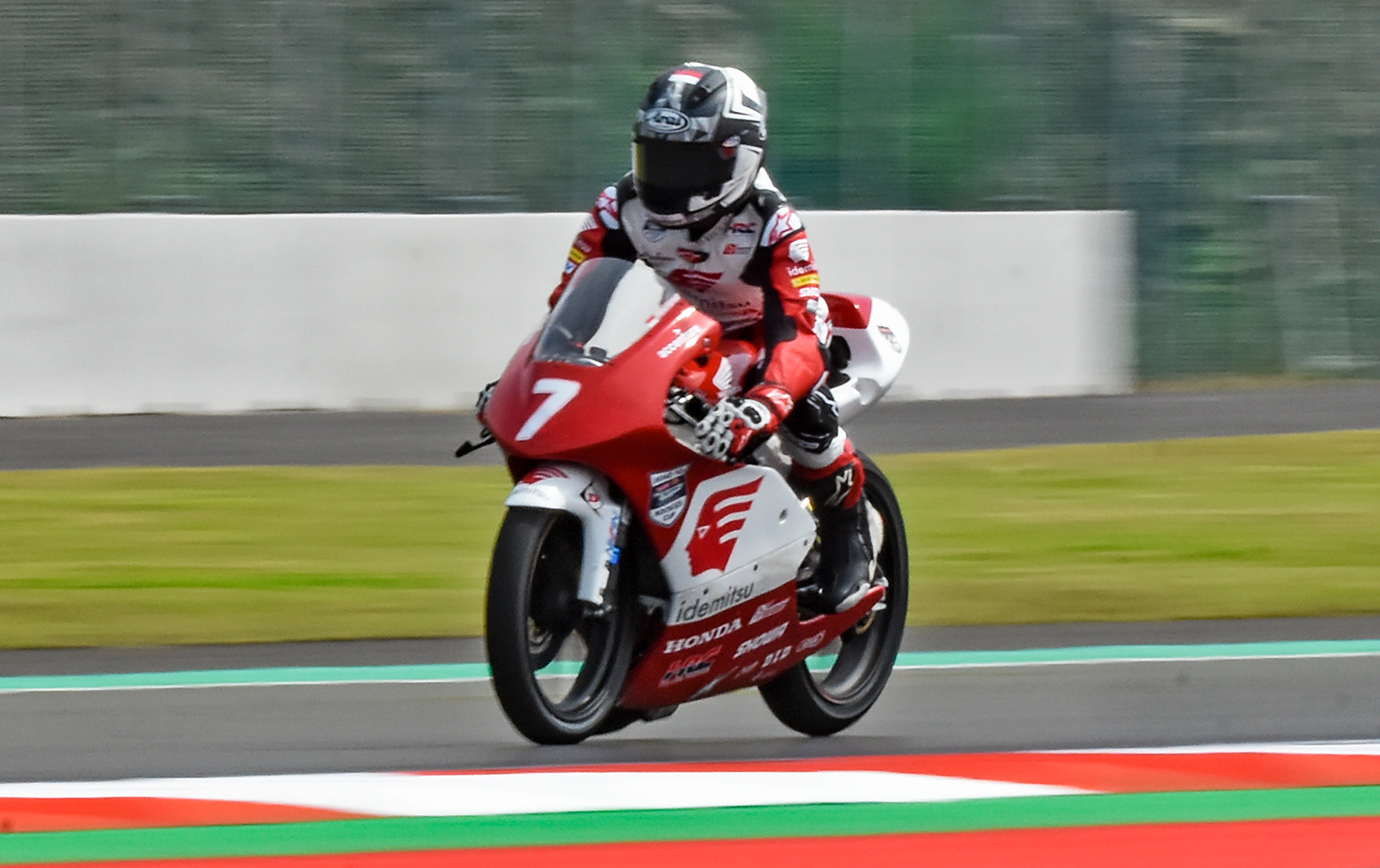  Pembalap Indonesia Veda Ega Pratama memacu kecepatan saat Race 1 Idemitsu Asian Talent Cup (IATC) di Pertamina Mandalika