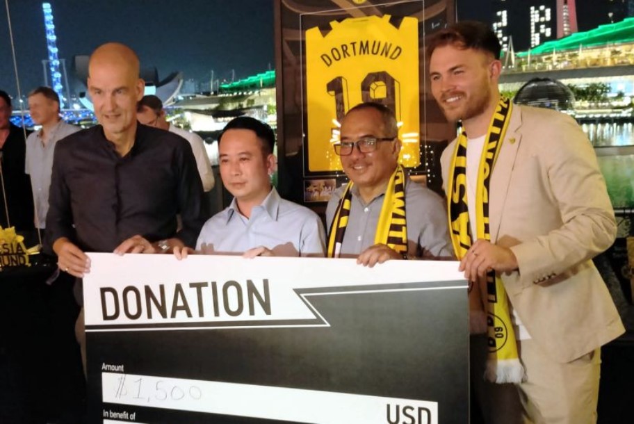 Duta Besar Indonesia untuk Singapura Suryopratomo (kedua dari kanan) menerima hasil lelang jersey Borussia Dortmund untuk korban Kanjuruhan.
