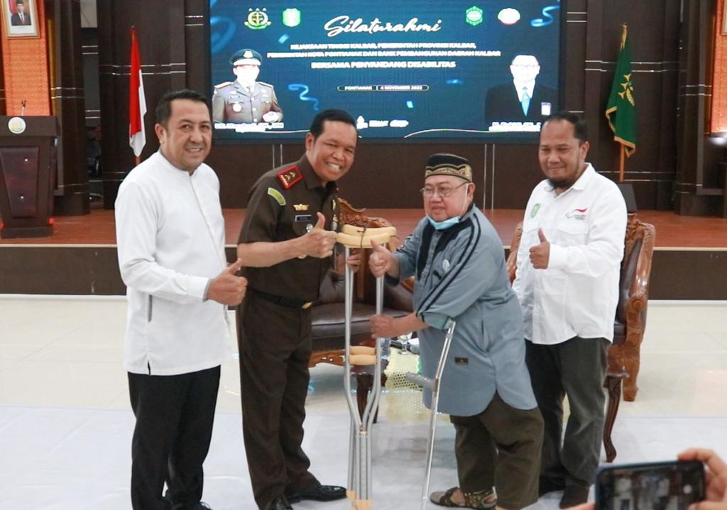 Kepala Kejaksaan Tinggi Kalimantan Barat Masyhudi menyerahkan bantuan kruk untuk penyandang disabilitas
