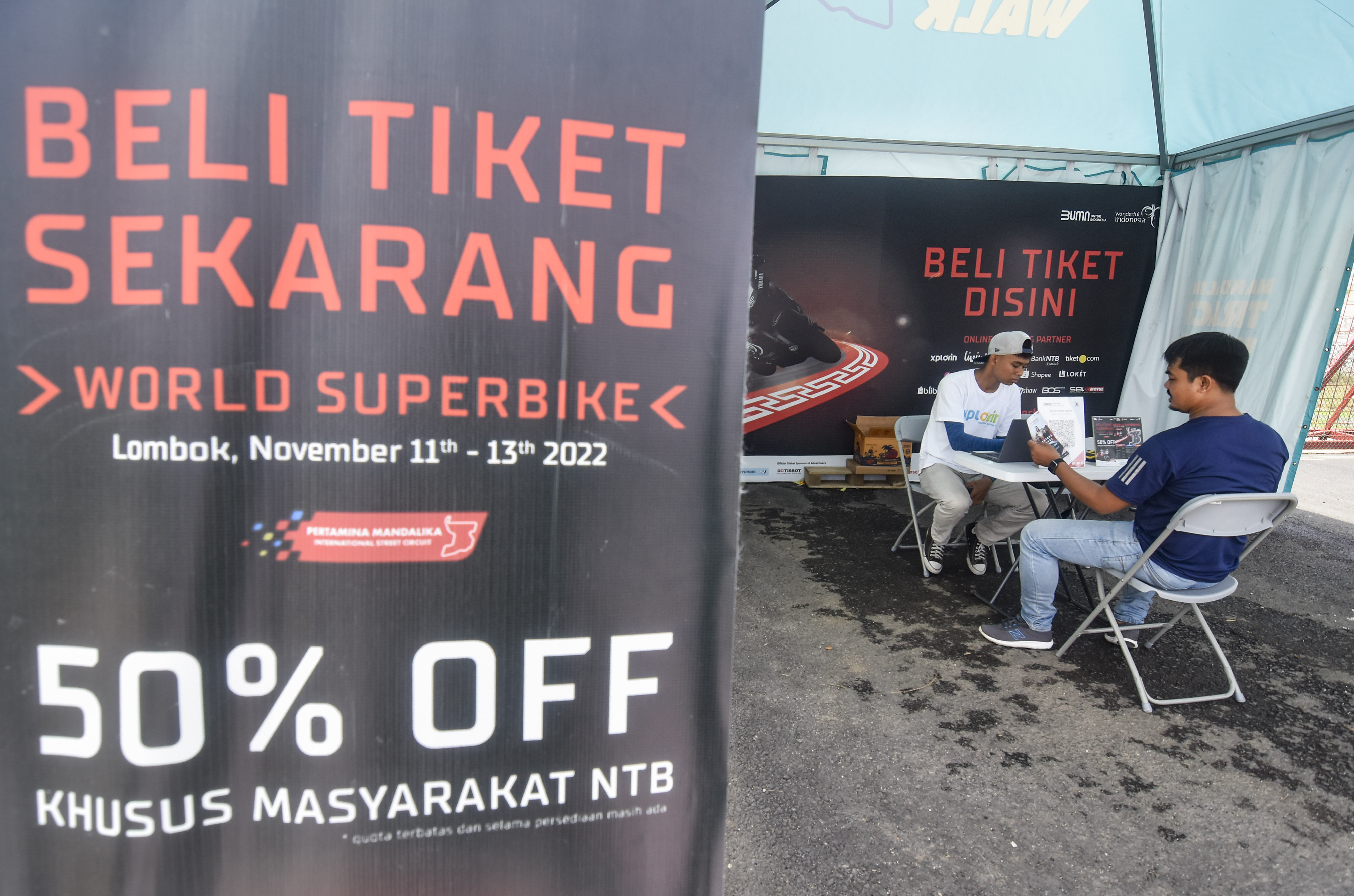 Gerai offline penjualan tiket WSBK 2022 di depan Pertamina Mandalika International Street Circuit di KEK Mandalika, Rabu (26/10).