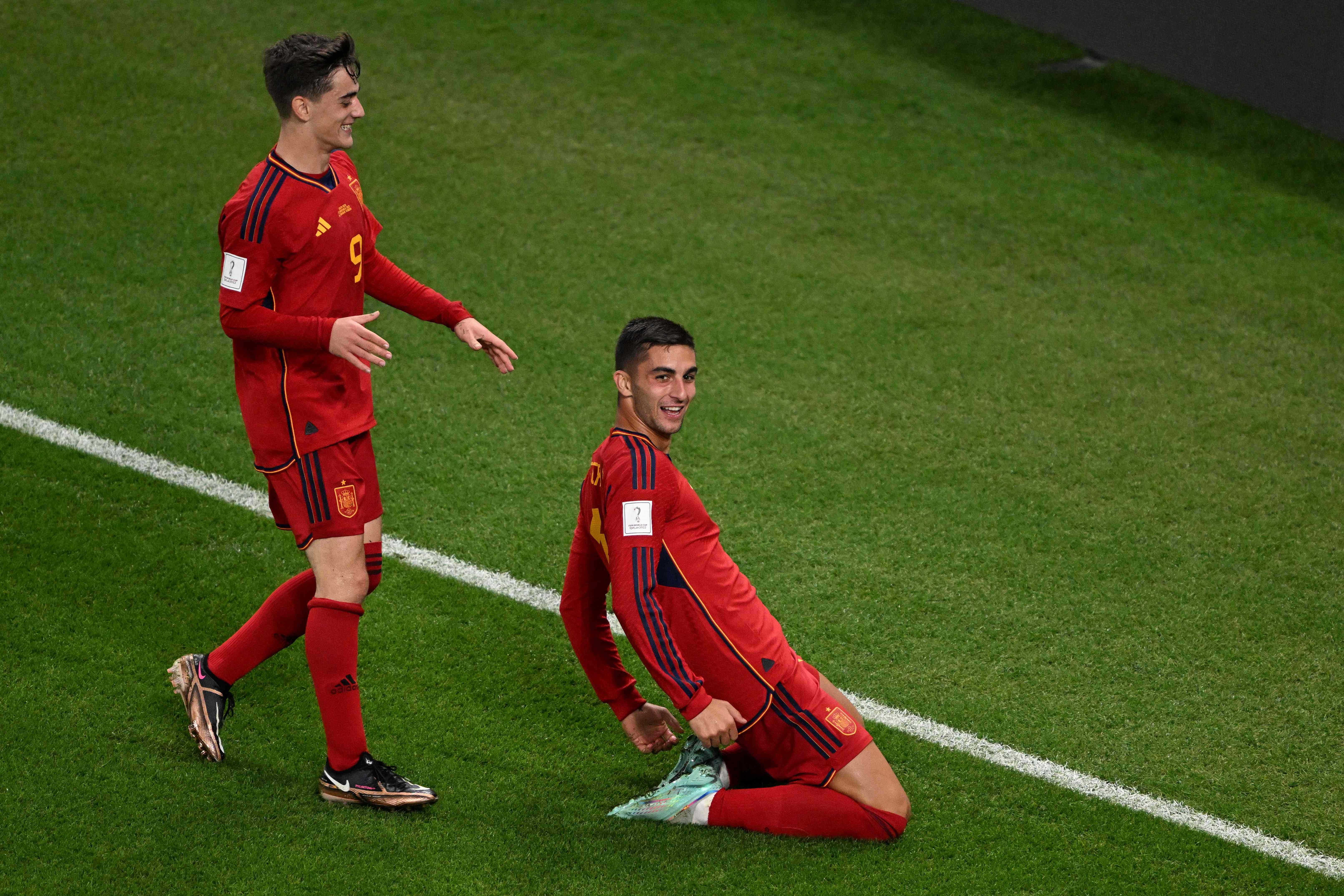 Pemain depan Spanyol Ferran Torres (kanan) menyumbang dua gol bagi tim Matador saat menang 7-0 atas Kosta Rika, Rabu (23/11). 