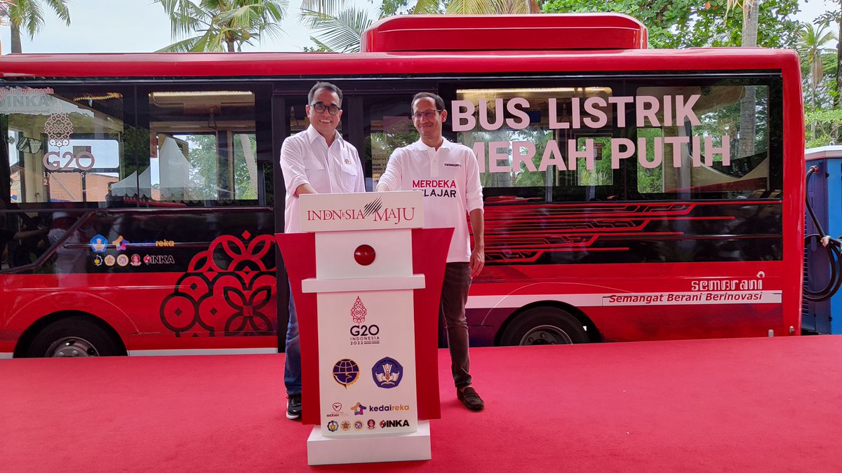 MOBIL LISTRIK: Mendikbud Ristek Nadiem Makarim dan Menhub Budi Karya Sumadi meluncurkan mobil listrik untuk keperluan perhelatan G20 di Bali