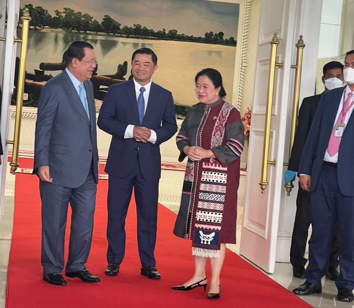Ketua DPR RI Puan Maharani bertemu dengan Perdana Menteri Kamboja, Hun Sen di Distrik Doun Penh, Phnom Penh, Kamboja, Kamis (24/11).