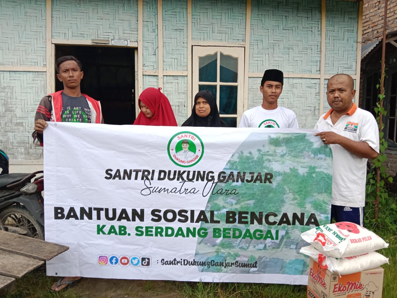 Relawan Santri Dukung Ganjar (SDG) Sumatera Utara membagikan bahan pokok bagi korban banjir  di Serdang Bedagai, Sumut, Kamis (3/11/2022)