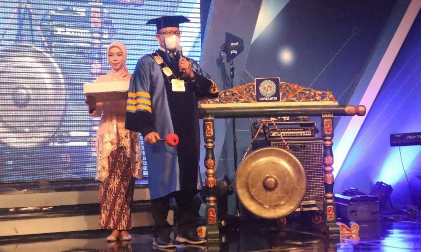 Universitas BSI (Bina Sarana Informatika) sebagai Kampus Digital Kreatif sukses menggelar acara pelantikan wisuda ke- 56 secara offline.