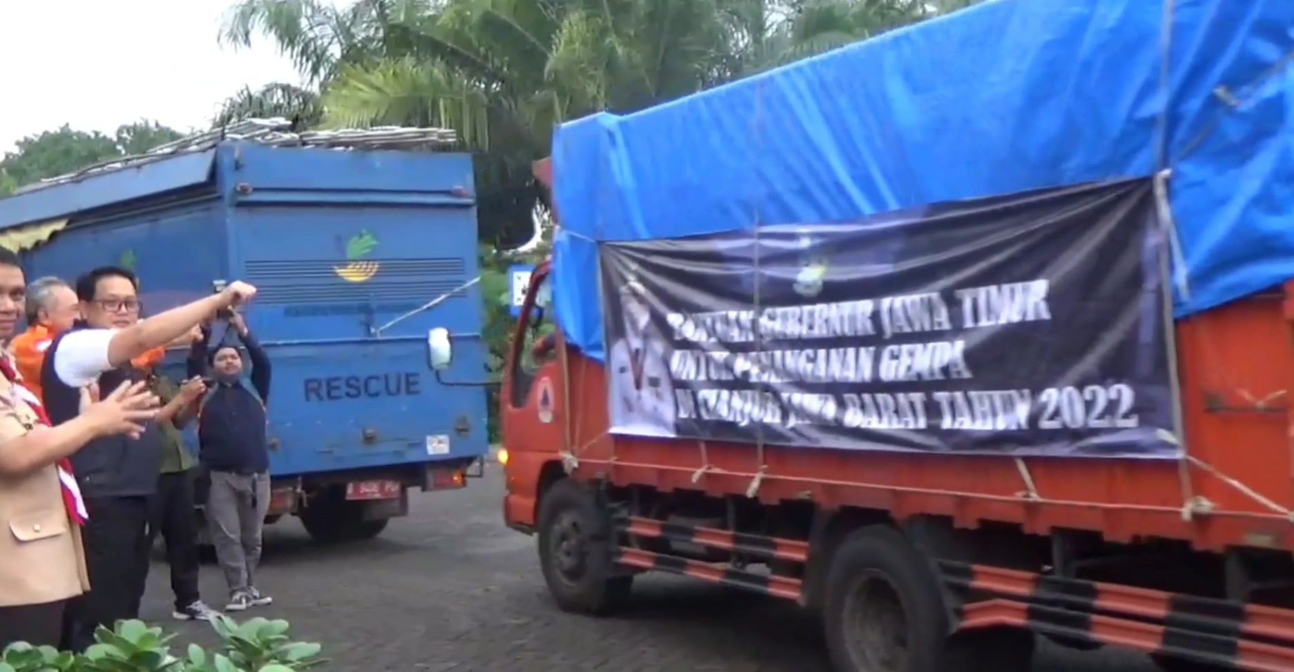 Pemprov Jatim melepaskan bantuan untuk korban gempa Cianjur.