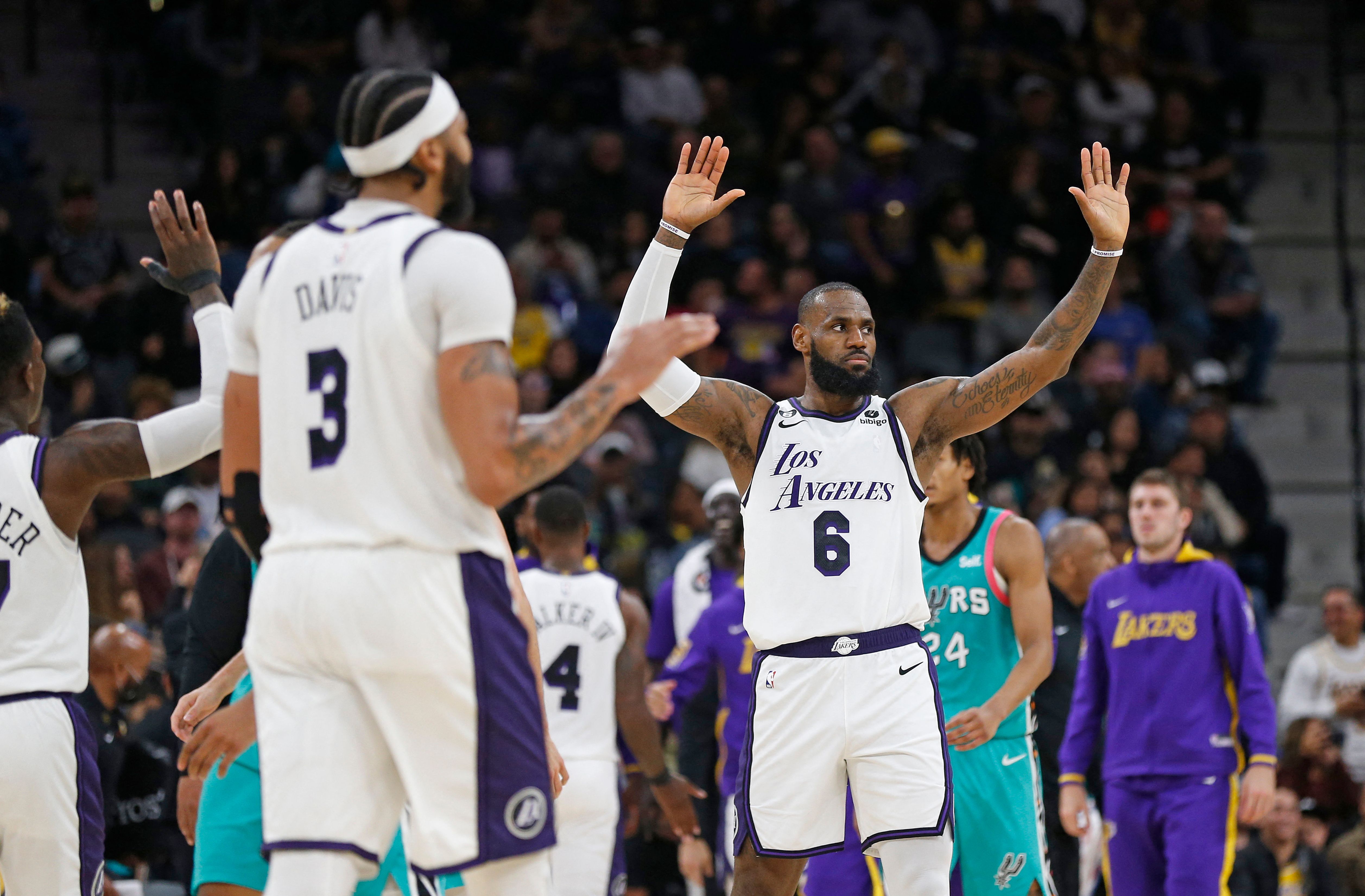 Reaksi pemain LA Lakers, LeBron James, seusai mencetak poin di ring lawan.