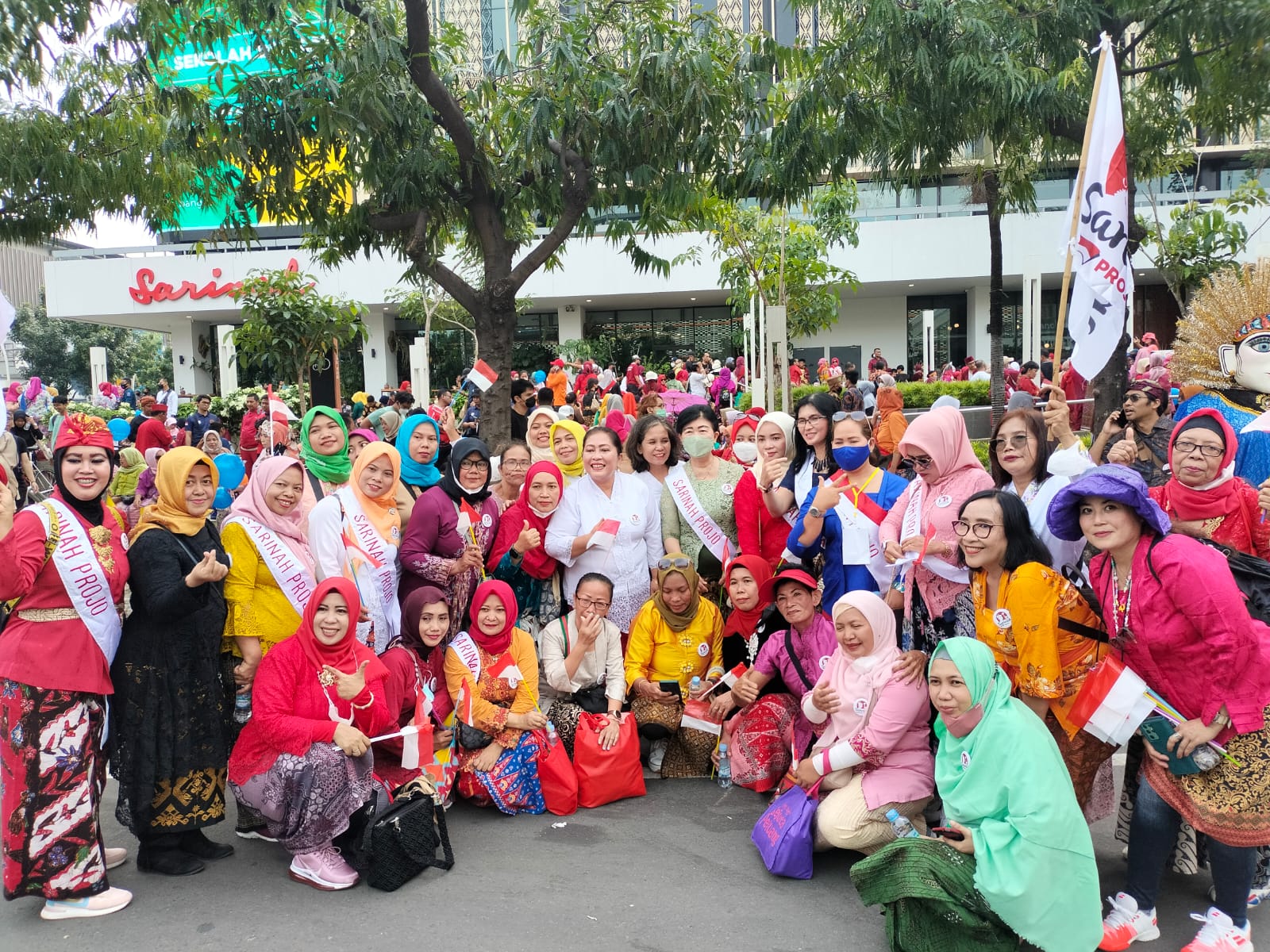 Organisasi Sarinah Projo yang mengenakan kebaya mengikuti Parade Budaya Nusantara di kawasan Jakarta Pusat.