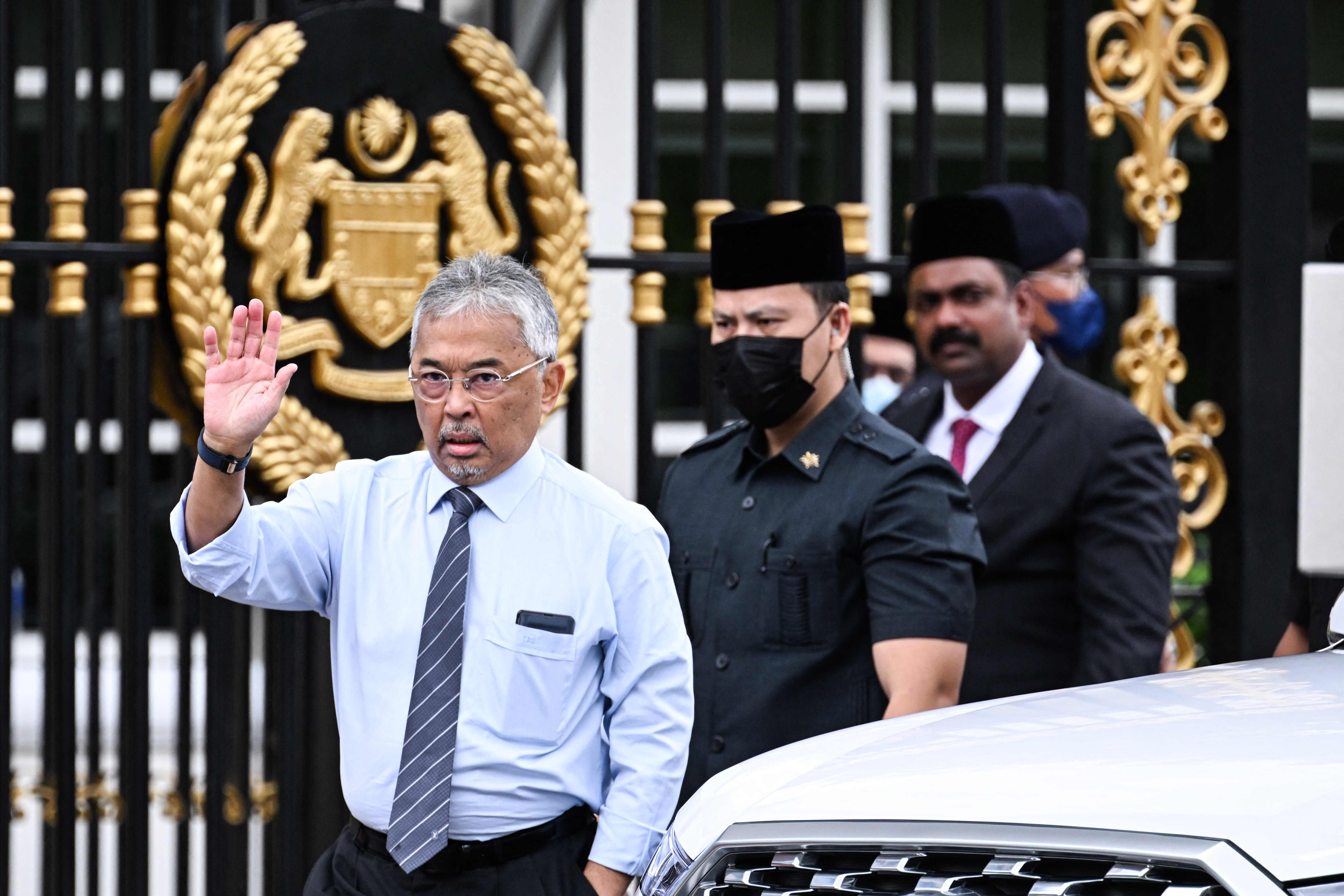Raja Malaysia Sultan Abdullah melambaikan tangan kepada awak media.