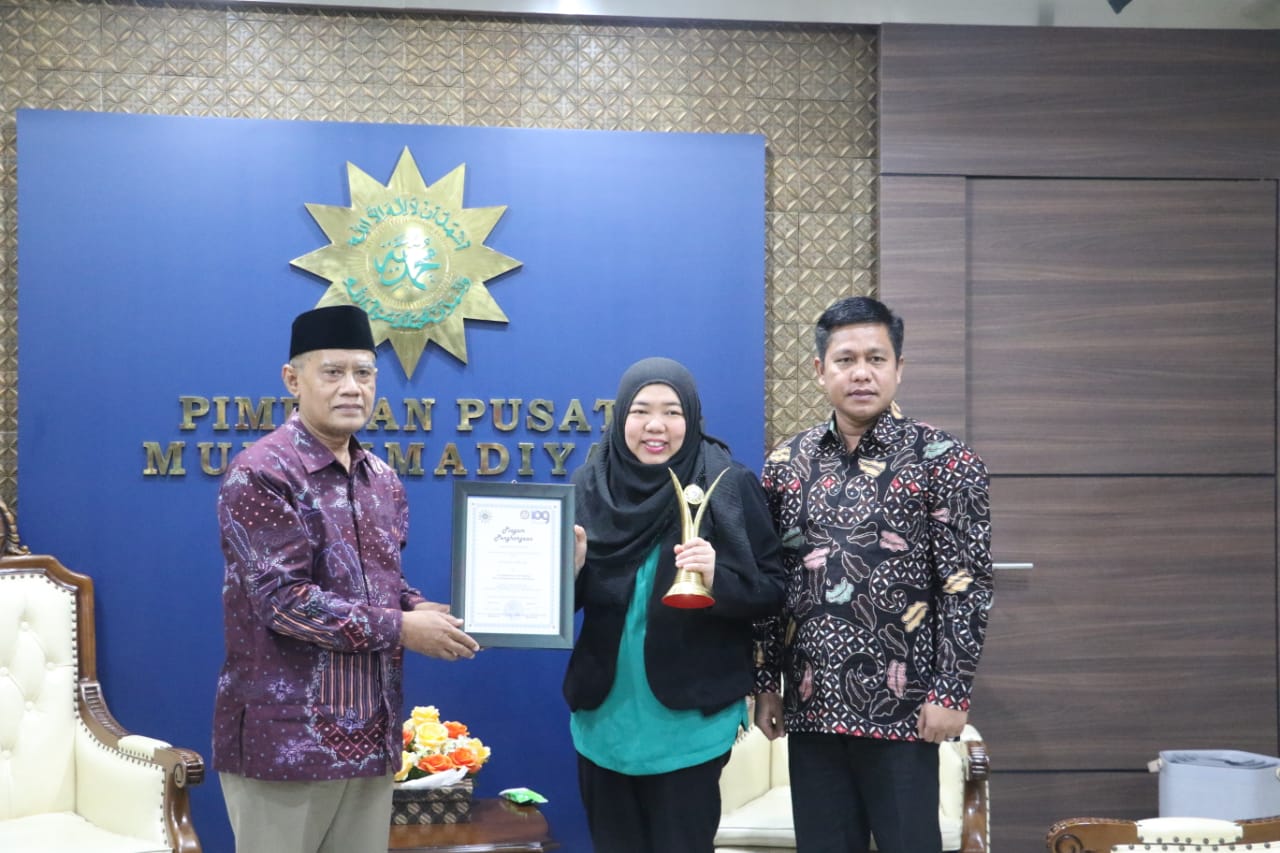 Peneliti Susanti diapit Ketua Umum PP Muhammadiyah Haedar Nashir dan Rektor Universitas Muhammadiyah Purwokerto Jebul Suroso