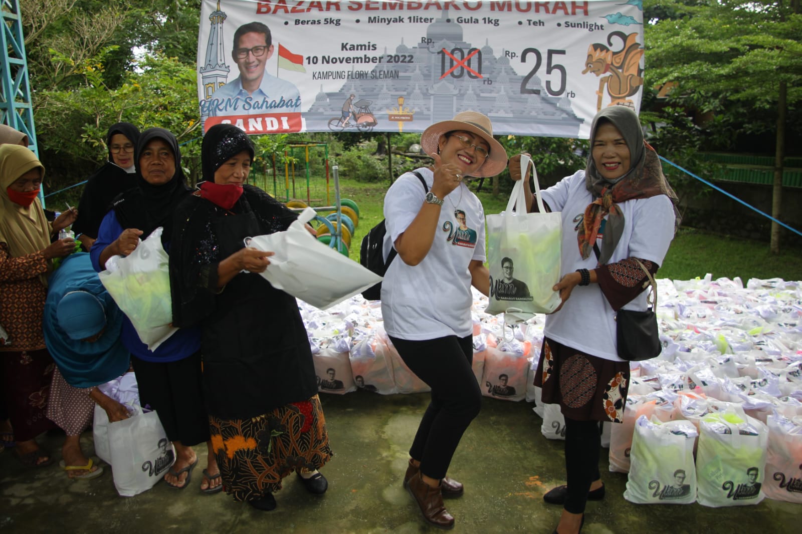 UKM Sahabat Sandi menggelar pasar murah bahan pokok di Sleman untuk membantu pemulihan ekonomi di desa. 