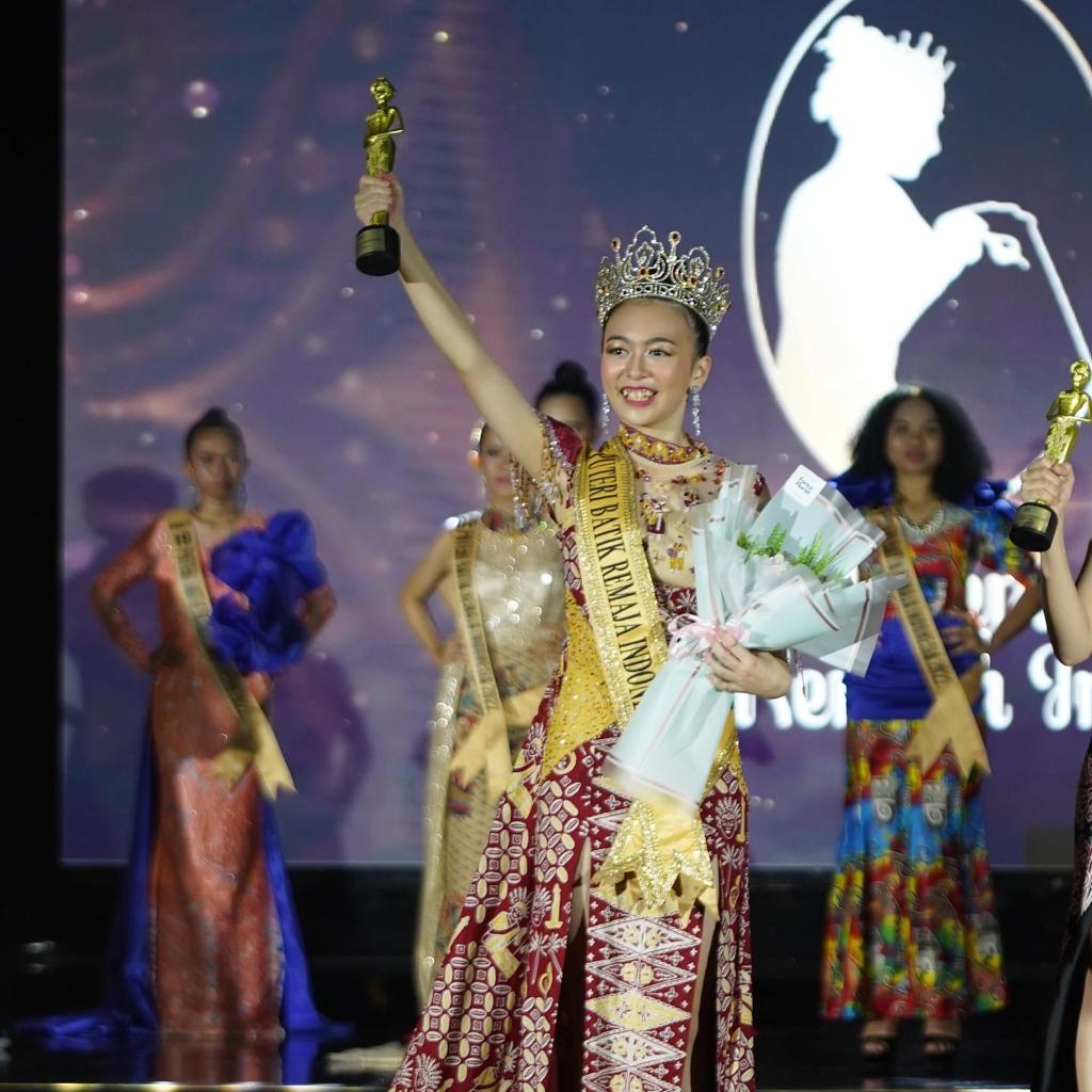 Pelajar asal DKI Jakarta, Nathania Ardelia Elfadi, berhasil meraih predikat sebagai Puteri Batik Remaja Indonesia 2022.