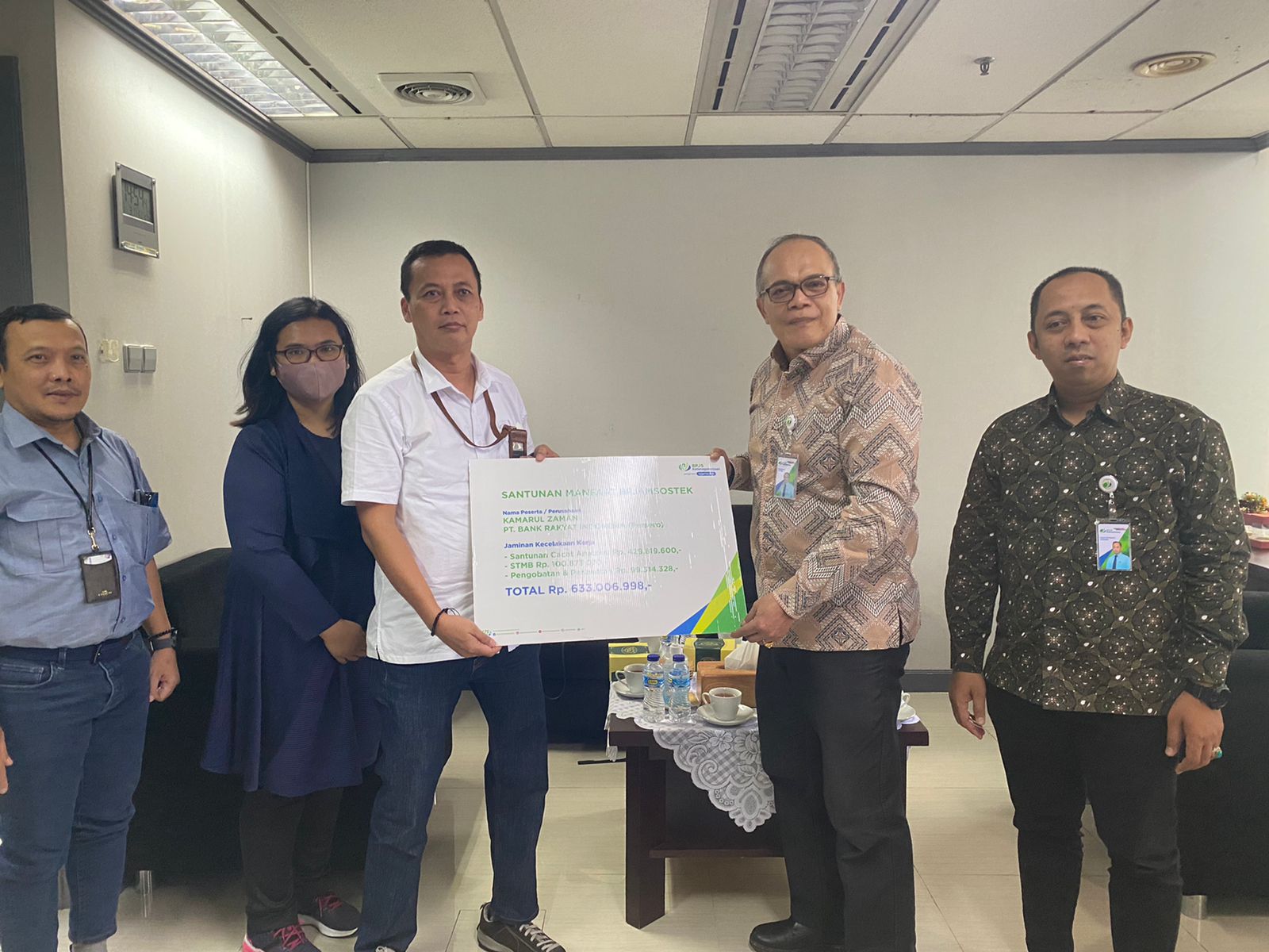 Penyerahan santunan secara simbolis kepada karyawan BRI Kamarul Zaman oleh Kepala Kantor Cabang Grha BP Jamsostek Achmad Fatoni di Jakarta.