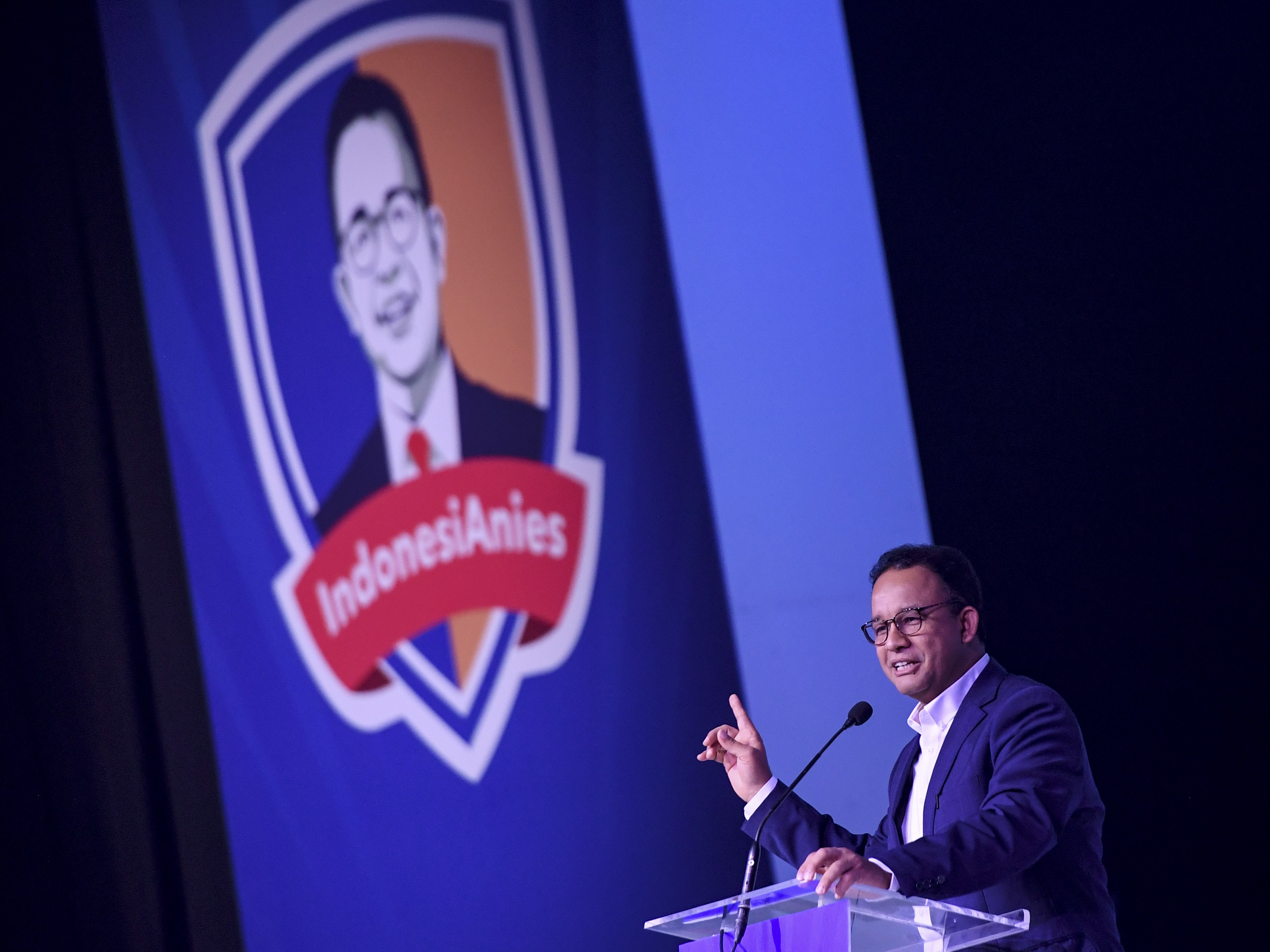 Mantan Gubernur DKI Jakarta Anies Baswedan menyampaikan pidato saat peresmian relawan IndonesiAnies di JCC, Rabu (2/11).