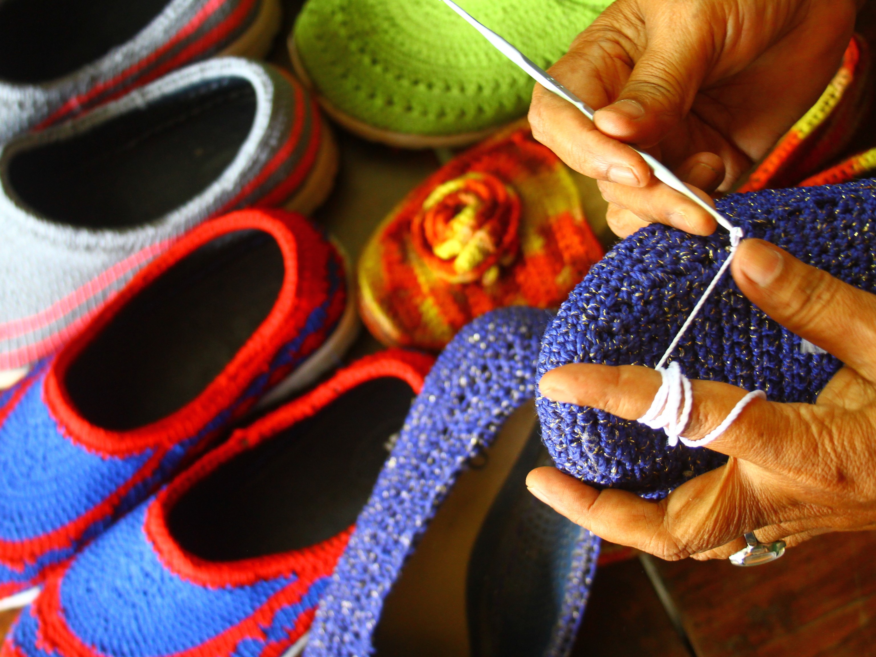 Perajin membuat sepatu rajut di Cemorokandang, Malang, Jawa Timur.