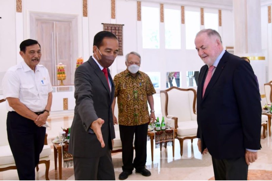 Presiden Joko Widodo saat menerima Presiden World Water Council (WWC) Loïc Fauchon di Bali, Rabu (9/11).