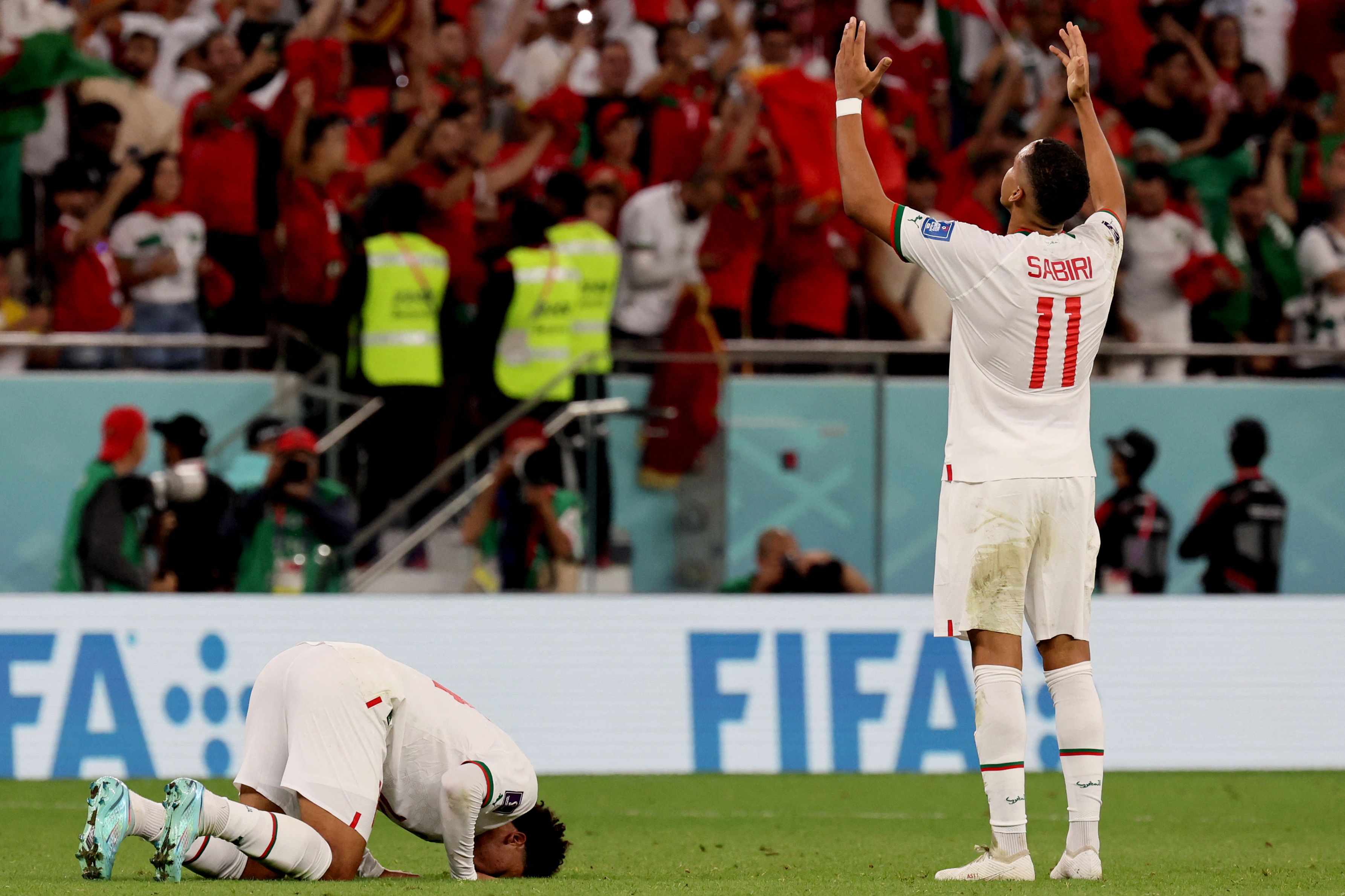 Ekspresi pemain Maroko usai mengalahkan Belgia 2-0 di penyisihan Grup H, Minggu (27/11).