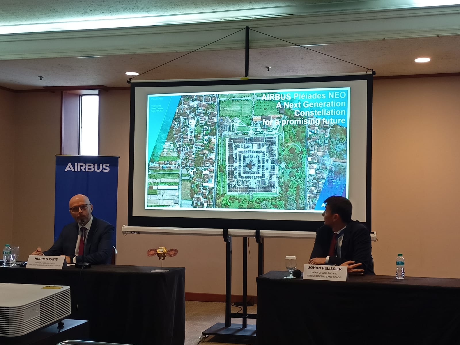 Hugues Pavie (kiri) sedang menerangkan tentang satelit Pleiades Neo