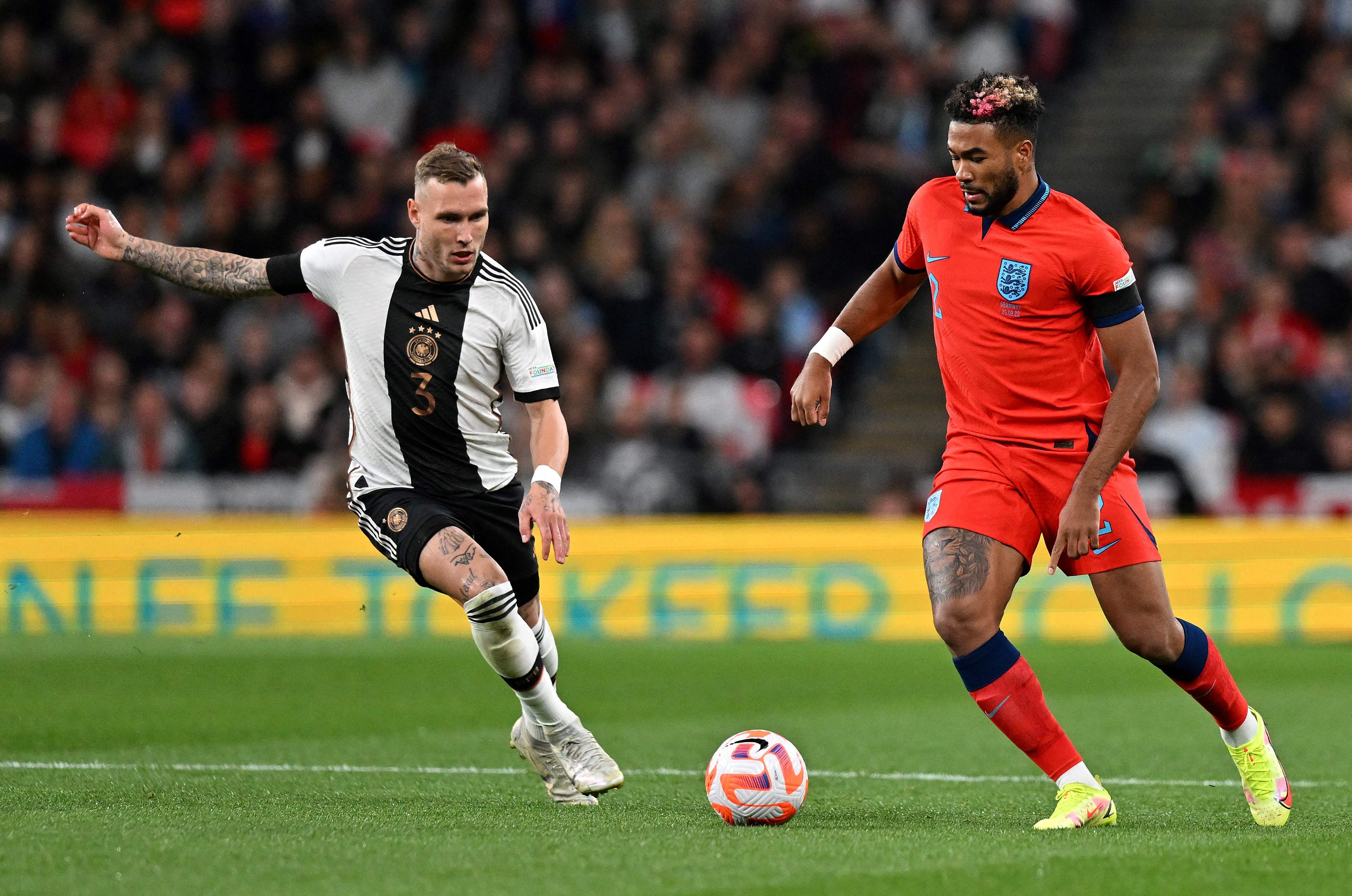 Bek timnas Inggris Reece James sedang tahap pemulihan cedera. Reece James (kanan) dibayangi bek Jerman David Raum dalam laga Nations League.
